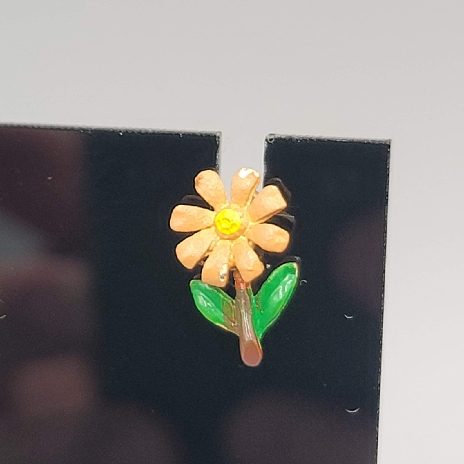 Vintage Enamel Daisy Flower Pierced Earrings Studs 1/2"