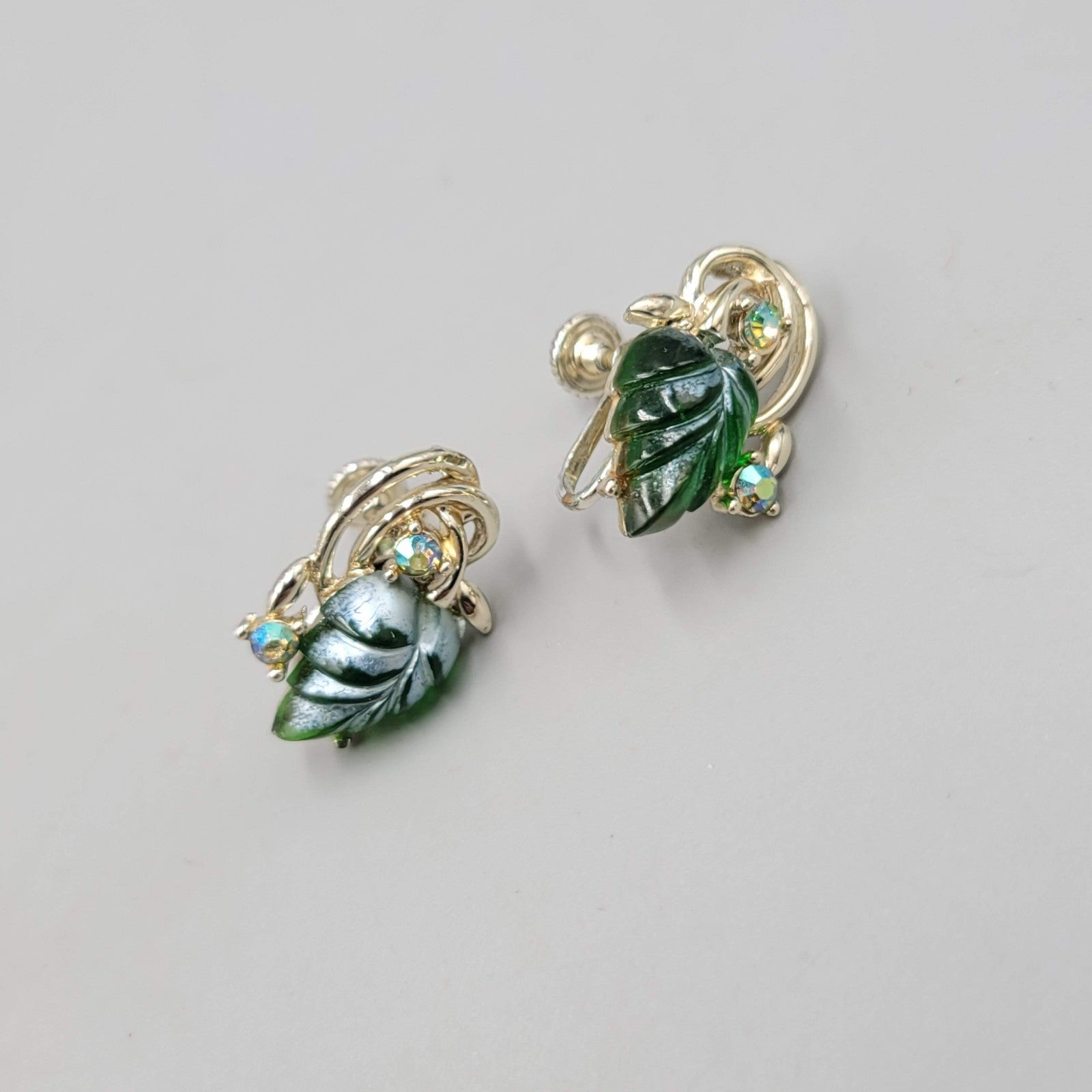 Vintage Molded Green Glass Rhinestone Clip on Earrings Gold tone Screw Back 7/8"