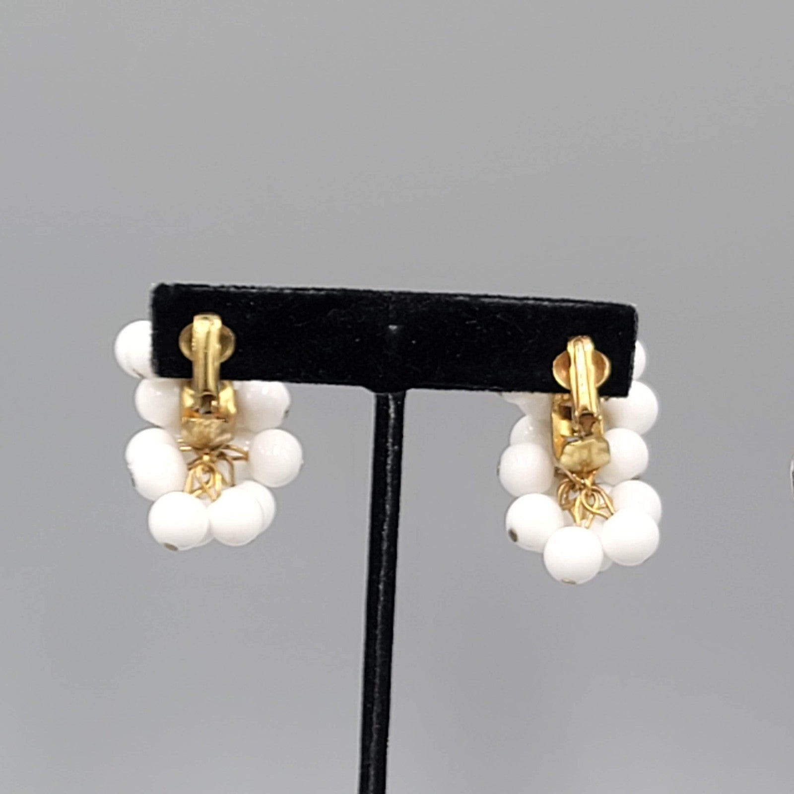 Vintage White Cluster Bead Statement Clip on Earrings Gold tone Dangle 1.5 in 
