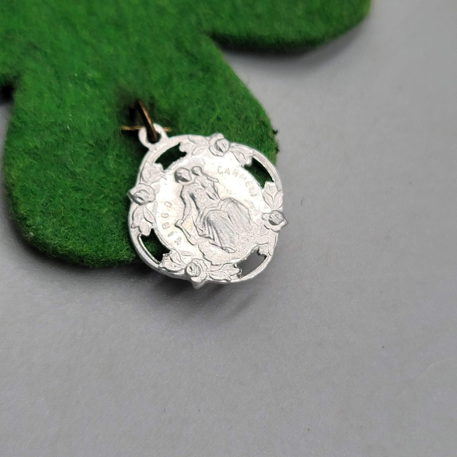 Vintage Catholic Virgin Mary Madonna Medal Pendant Silver Tone Felt Clover
