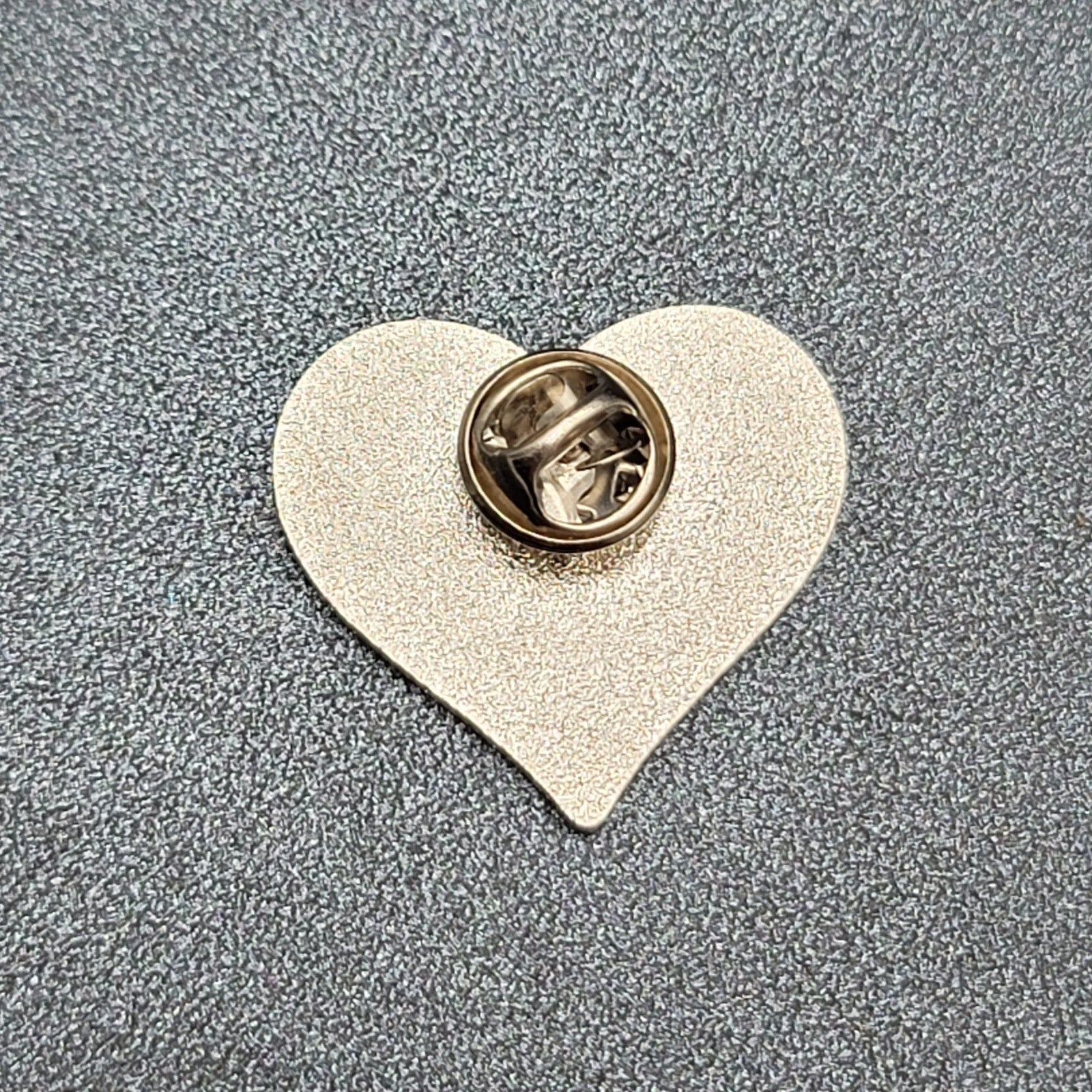 I Love Hot Moms Heart Black Metal Enamel Badge Brooch Pin 1 1/8"