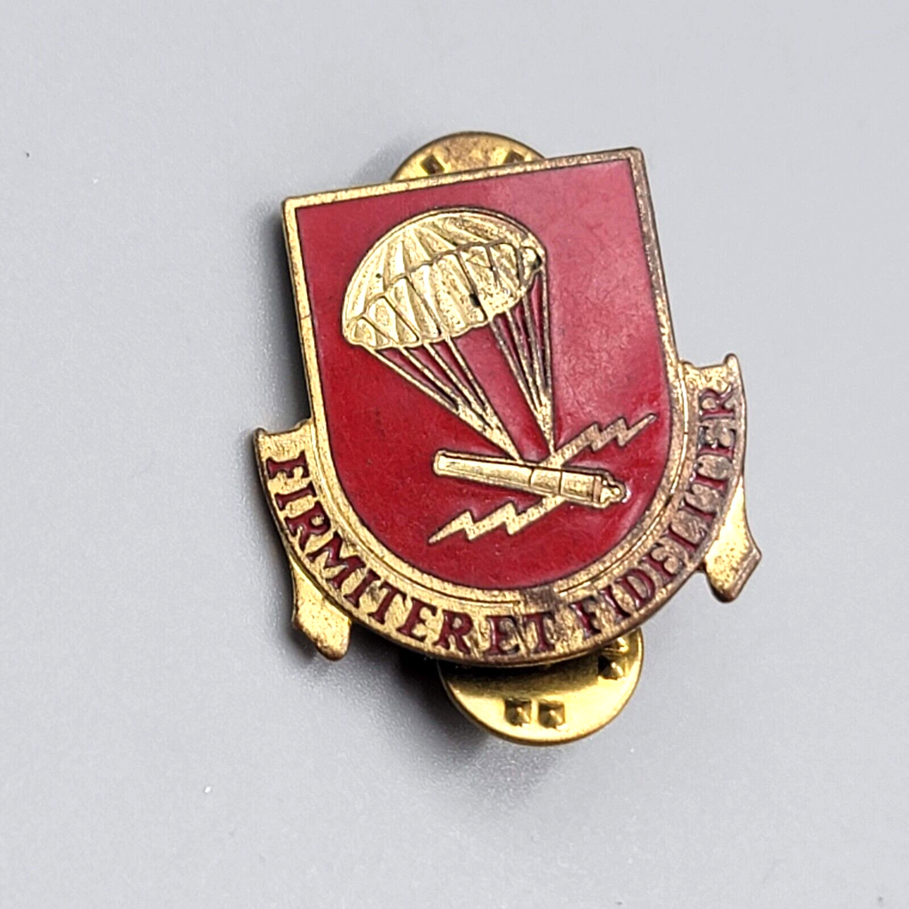 US Army 377th Field Artillery Reg’t Pin Firmiter Et Fideliter 1 1/8"