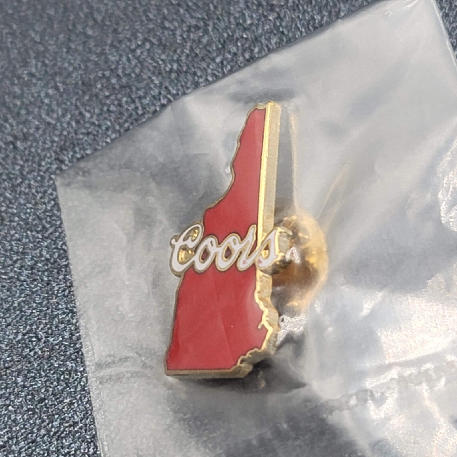New Hampshire Vintage State Coors Beer Souvenir Lapel Pin Red Enamel NOS
