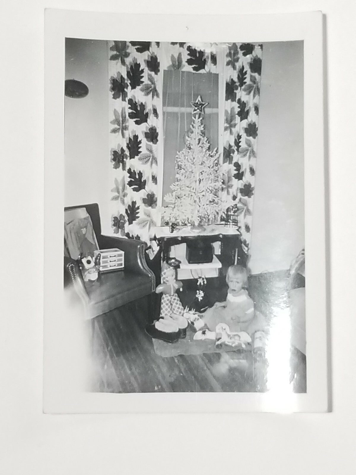 VINTAGE BLACK & WHITE PHOTO CHRISTMAS TREE, LITTLE GIRL & DOLL, TOYS, ETC.