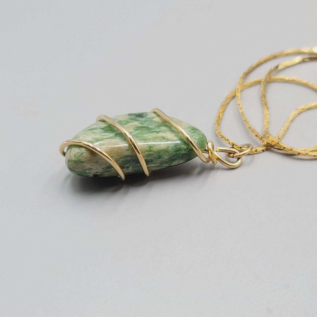 Vintage Polished Green Stone Pendant Necklace Gold tone Cobra Chain 18"