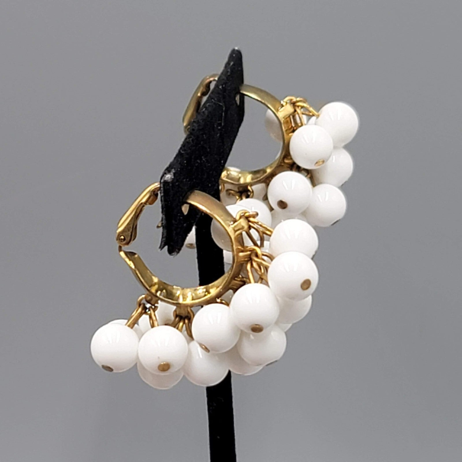 Vintage White Cluster Bead Statement Clip on Earrings Gold tone Dangle 1.5 in 