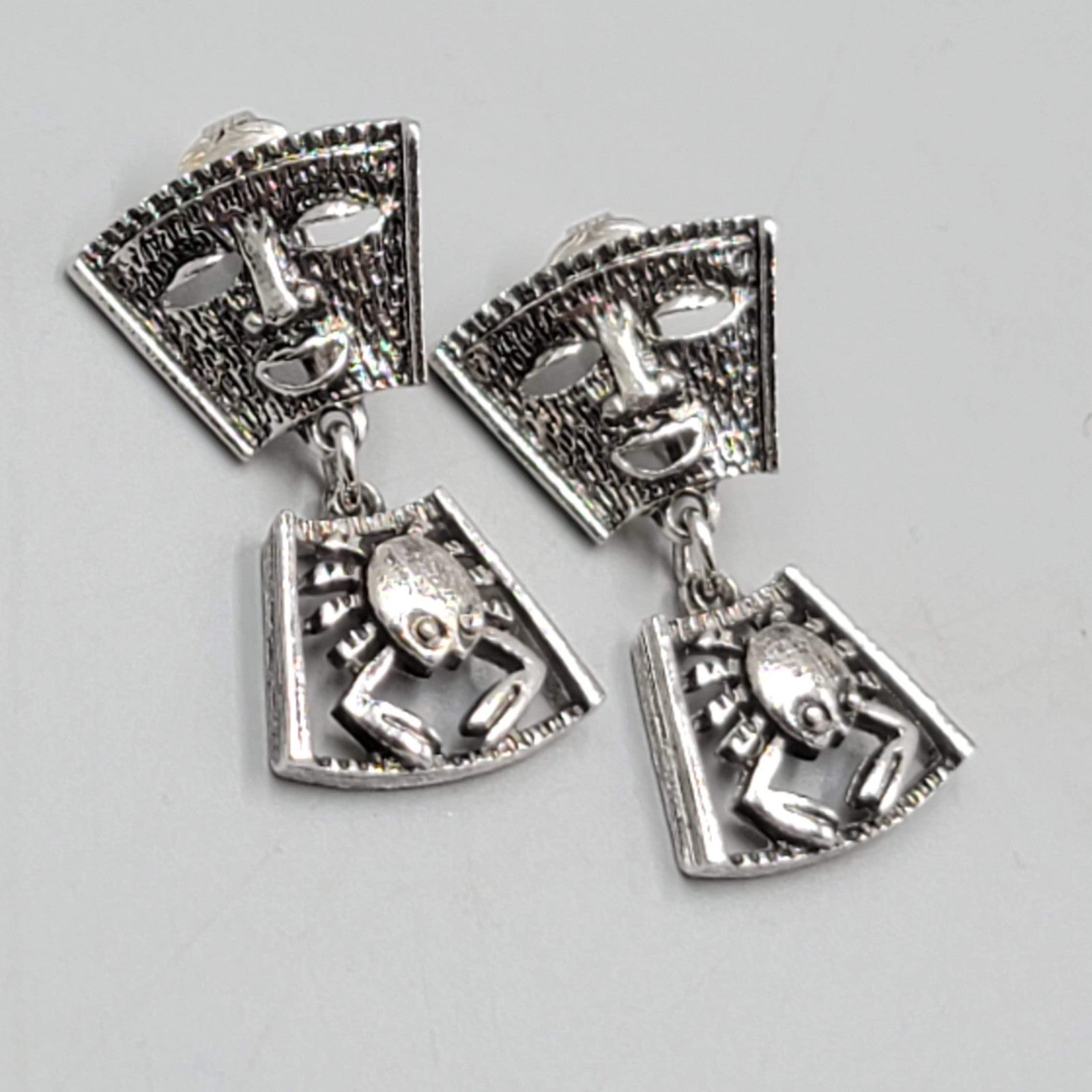 Vintage Sarah Cov Clip on Earrings Zodiac Cancer Silver toen Dangle 1.5"