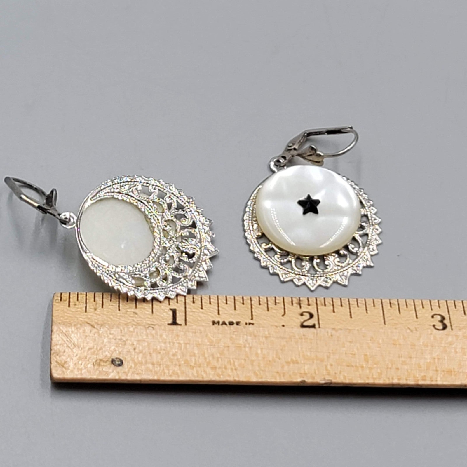 Vintage Pearlescent Disc Black Star Pierced Earrings Silver tone Dangle 1.25"