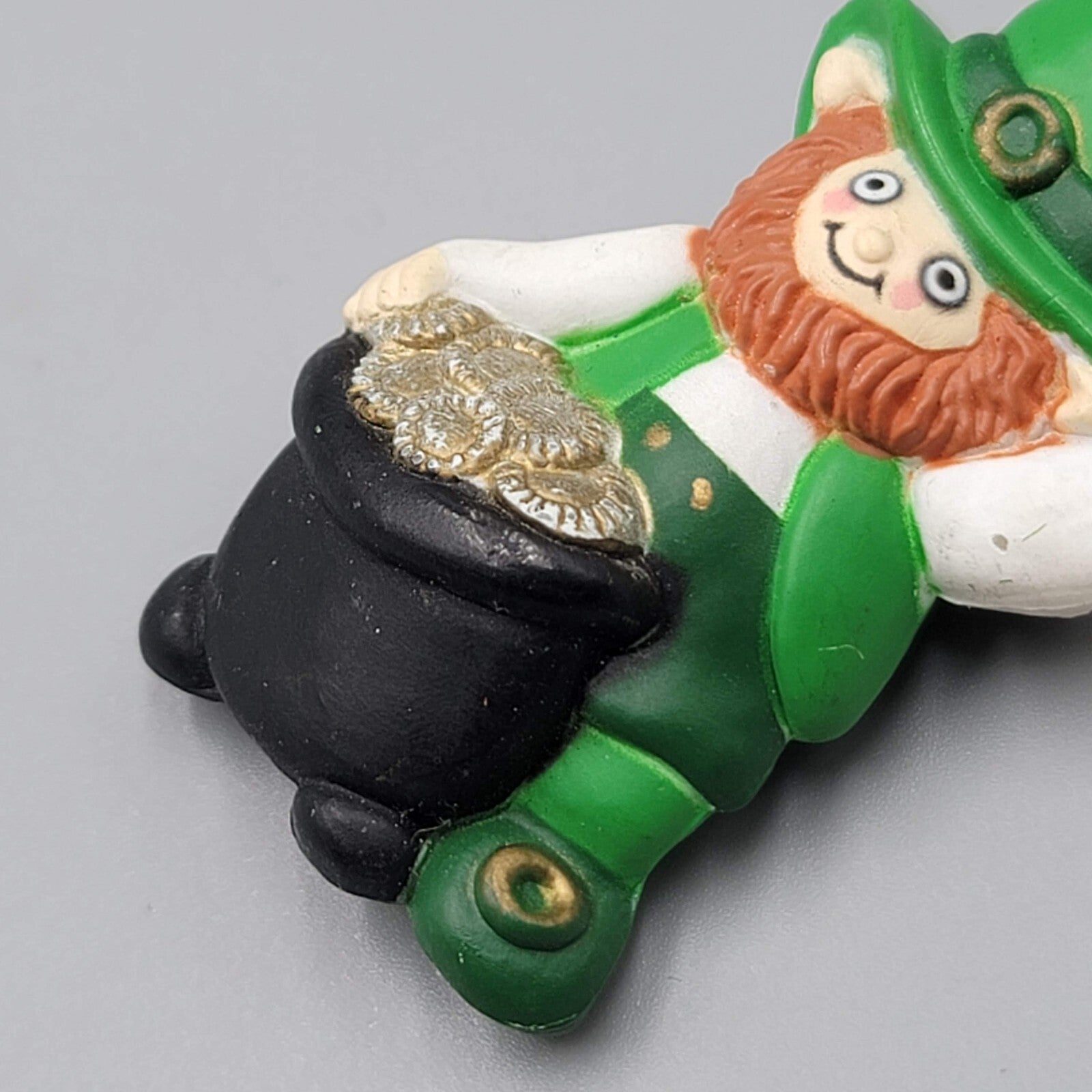 Fun World PIN St Patrick Vintage LEPRECHAUN Pot GOLD Irish 1980s Holiday Brooch