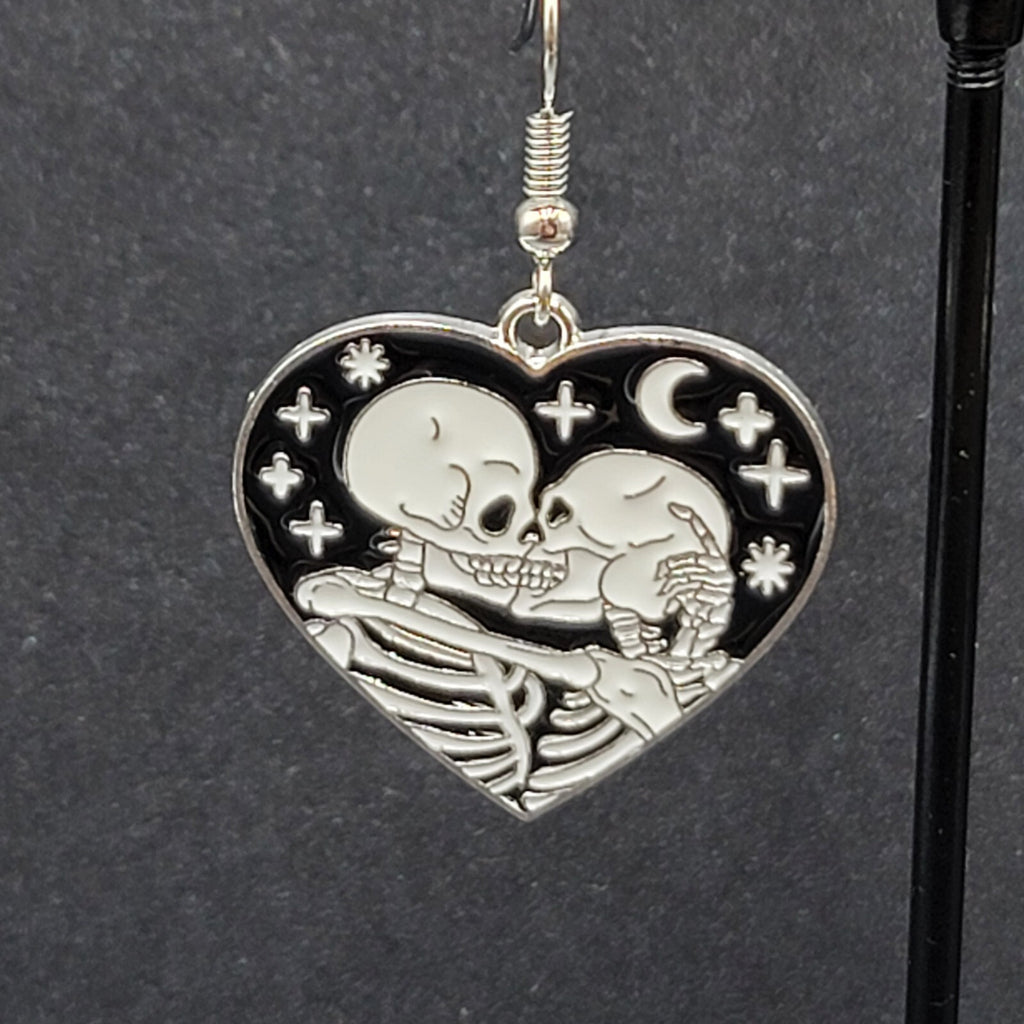 Kissing Skeletons Pierced Earrings Silver tone Black White Enamel Heart 1"