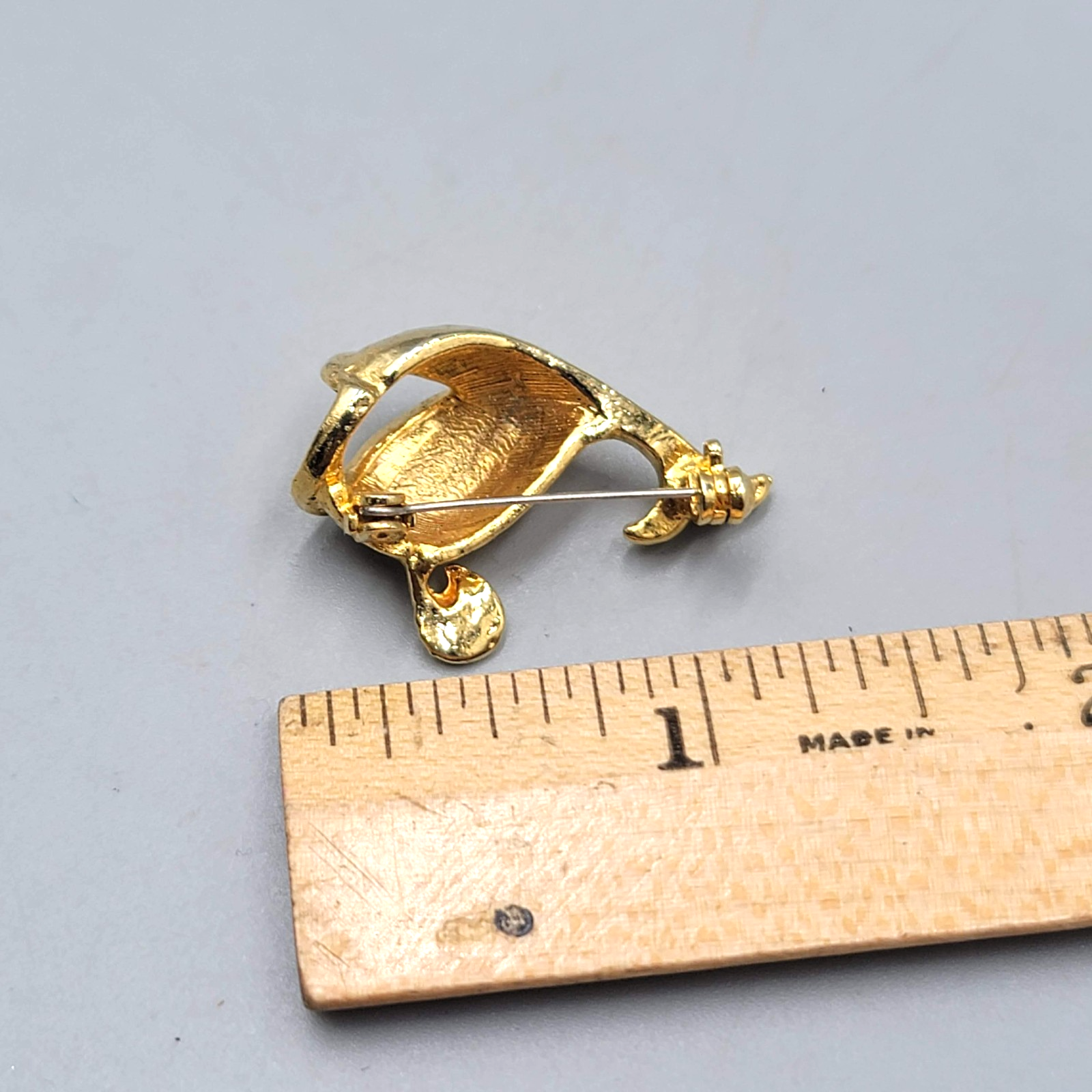 Vintage Whale Brooch Gold toen Red Rhinestone Eye 1.25 in