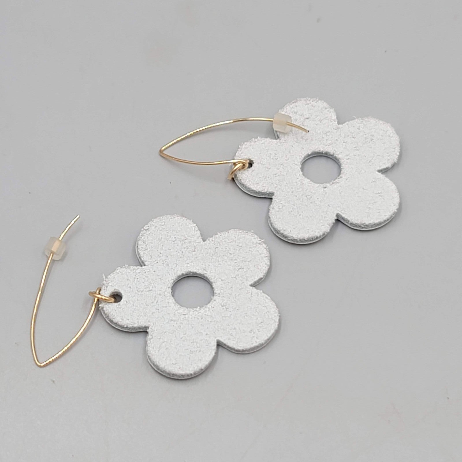 White Leather Flower Pierced Earrings Gold toen Dangle 1.5"