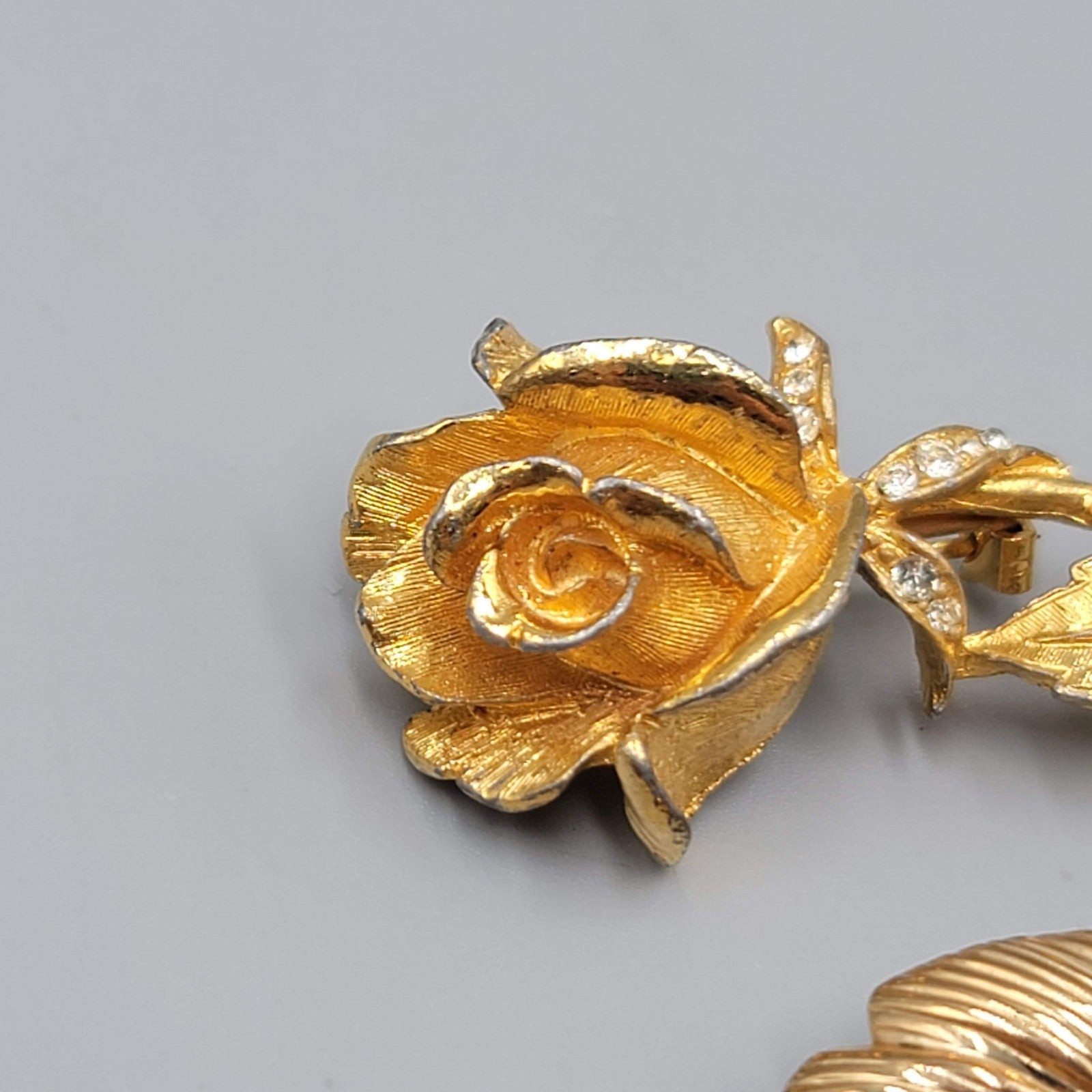 Vintage Gold Tone Rose Flower Leaf Brooch Pin Lot Textured Green Jade Stone