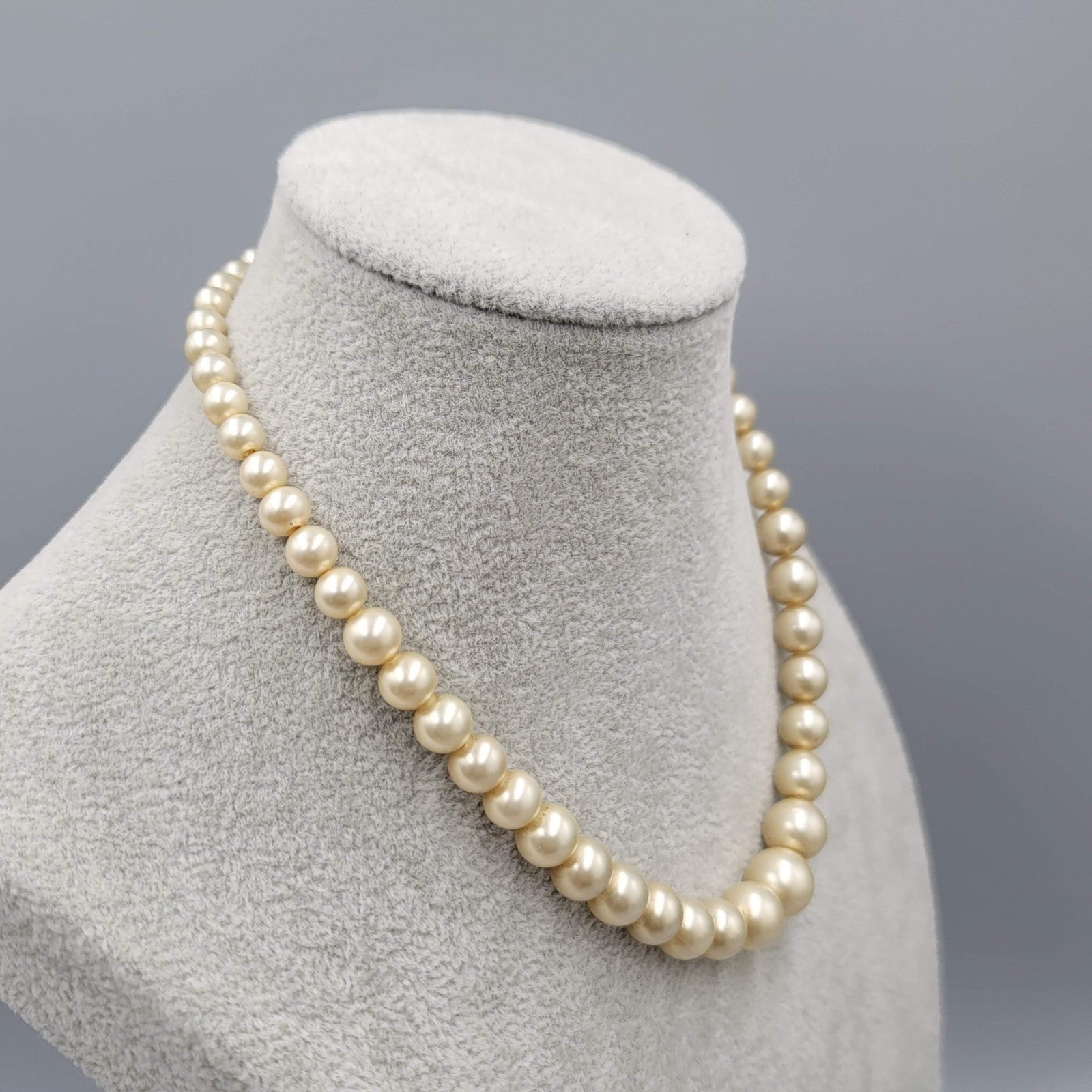 Vintage Glass Imitation Pearls Necklace Graduated Beads 15 in Needs Cleaning
