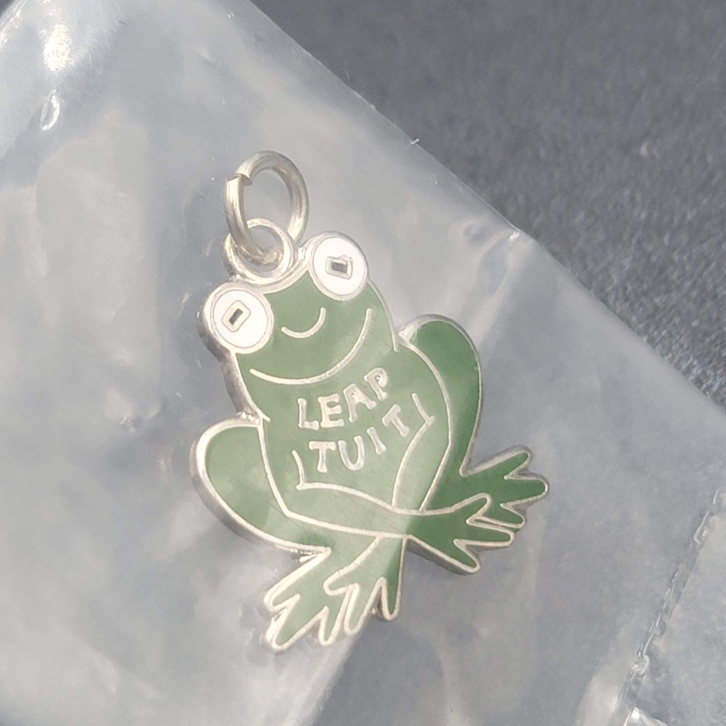 Tops Leap Tuit Frog Charm Silver tone Green Enamel 7/8" New
