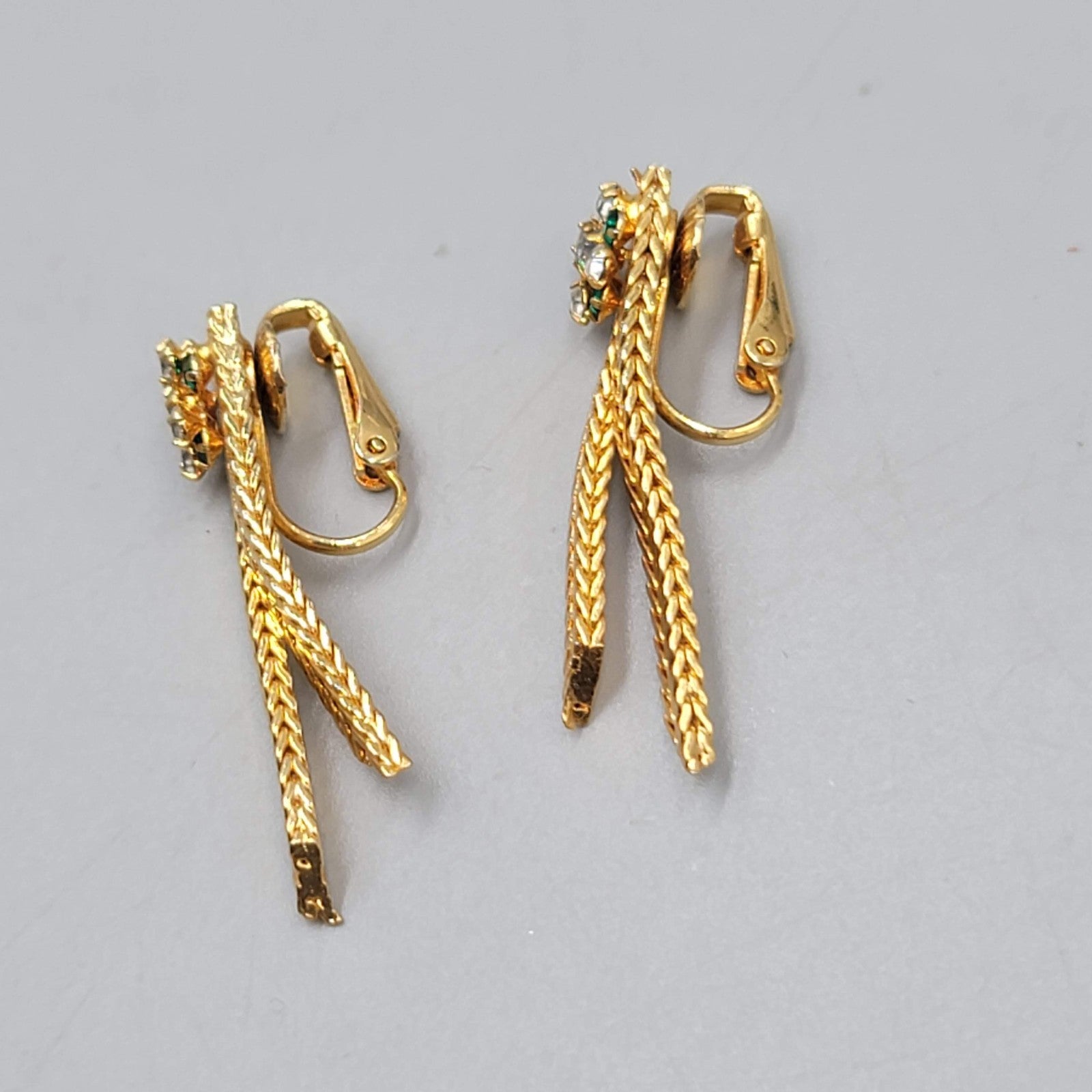 Vintage Green Rhinestone Clip on Earrings Gold tone Herringbone Dangle 1.5 in