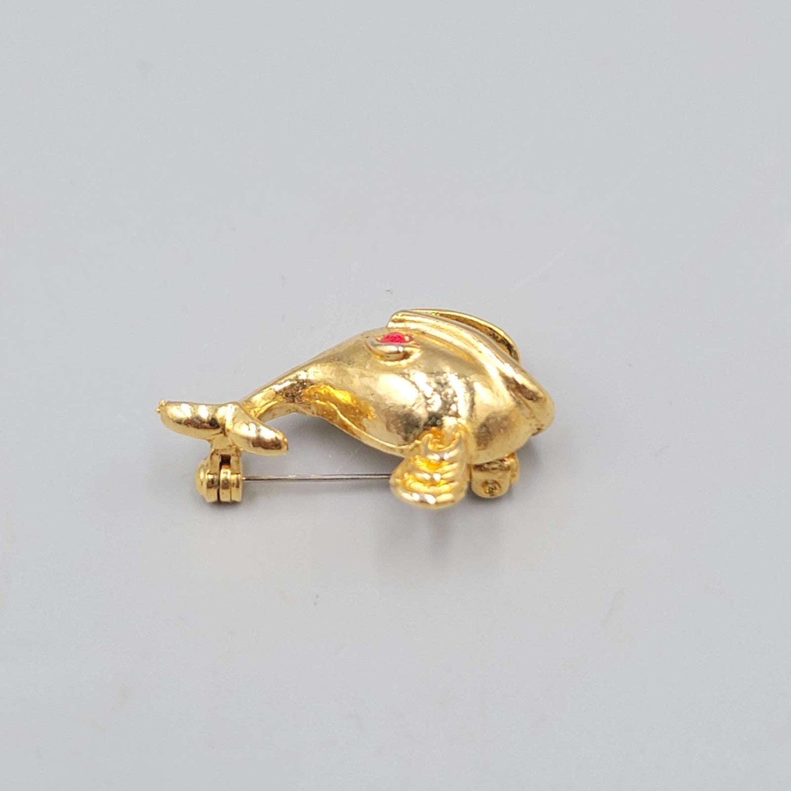 Vintage Whale Brooch Gold toen Red Rhinestone Eye 1.25 in