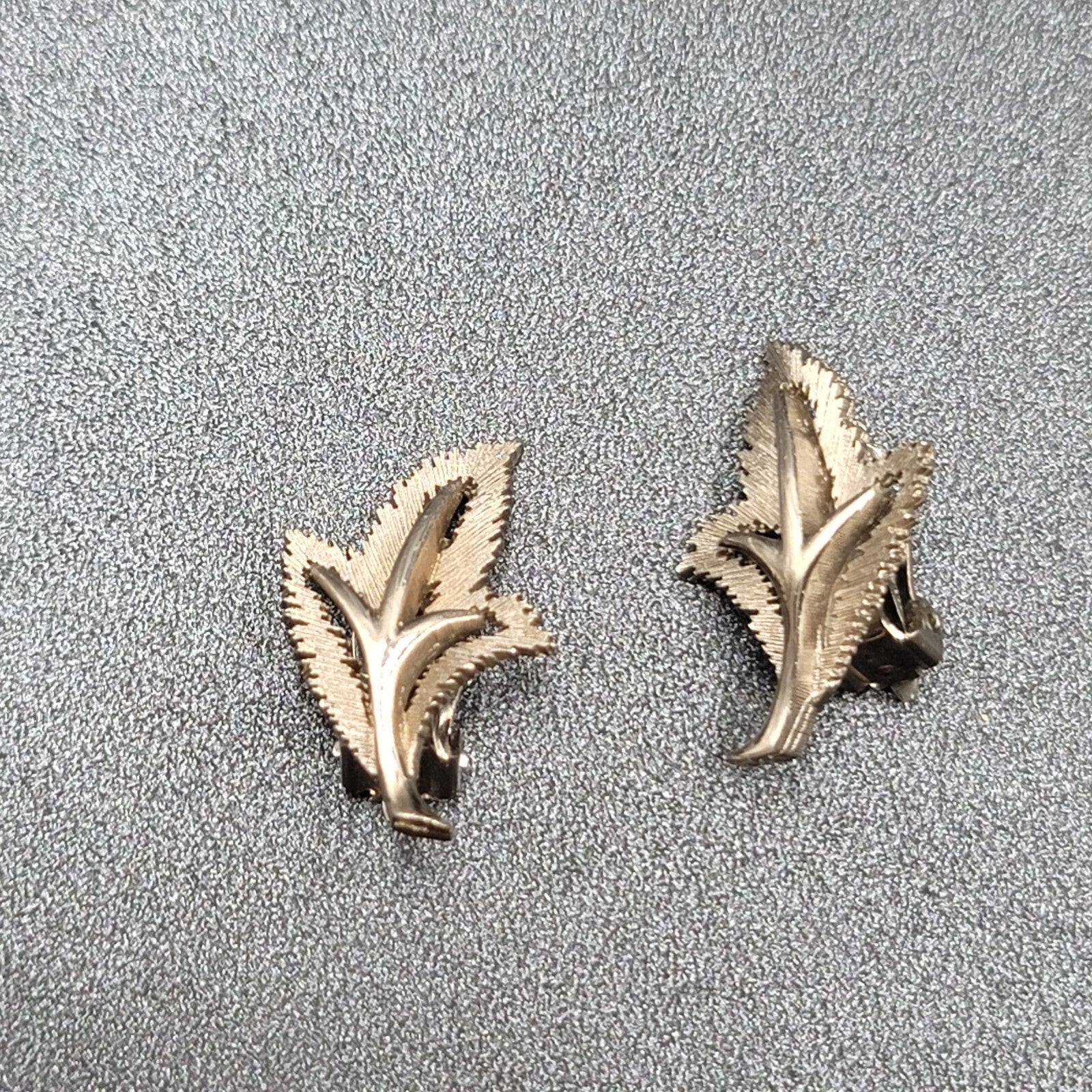 Vintage Clip on Earrings Textured Silver tone Leaves Leaf 1 1/8"