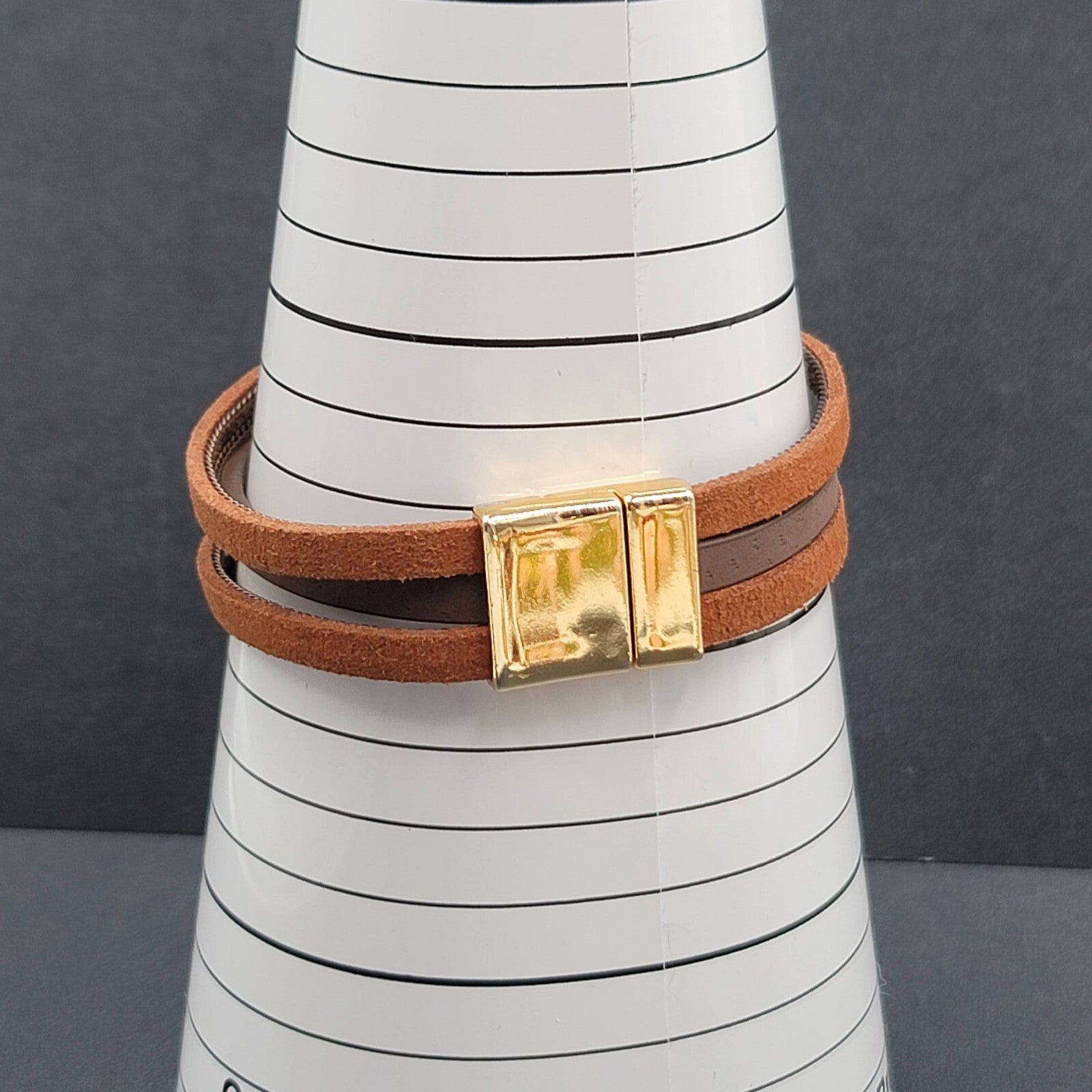 Leather Bracelet Gold tone Circle Magnet Closure Unsigned   7"
