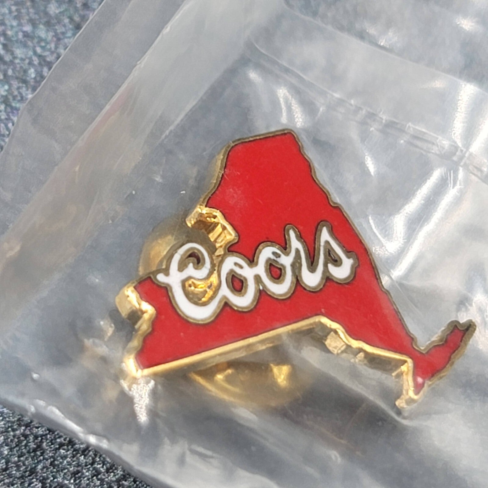 New York Vintage State Coors Beer Souvenir Lapel Pin Red Enamel NOS