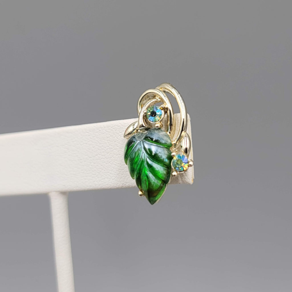 Vintage Molded Green Glass Rhinestone Clip on Earrings Gold tone Screw Back 7/8"