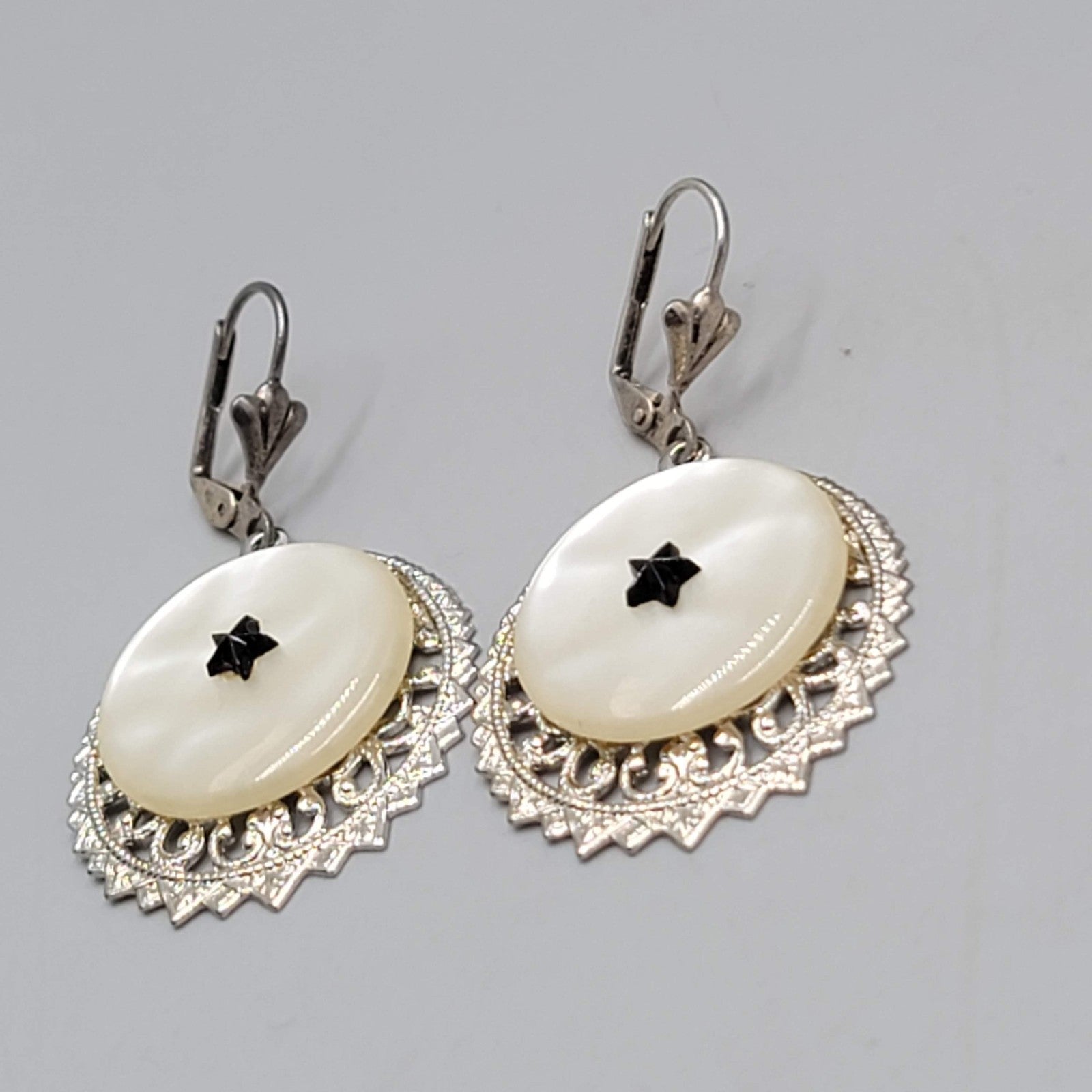 Vintage Pearlescent Disc Black Star Pierced Earrings Silver tone Dangle 1.25"
