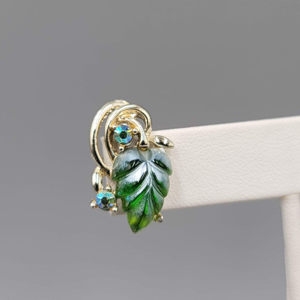 Vintage Molded Green Glass Rhinestone Clip on Earrings Gold tone Screw Back 7/8"