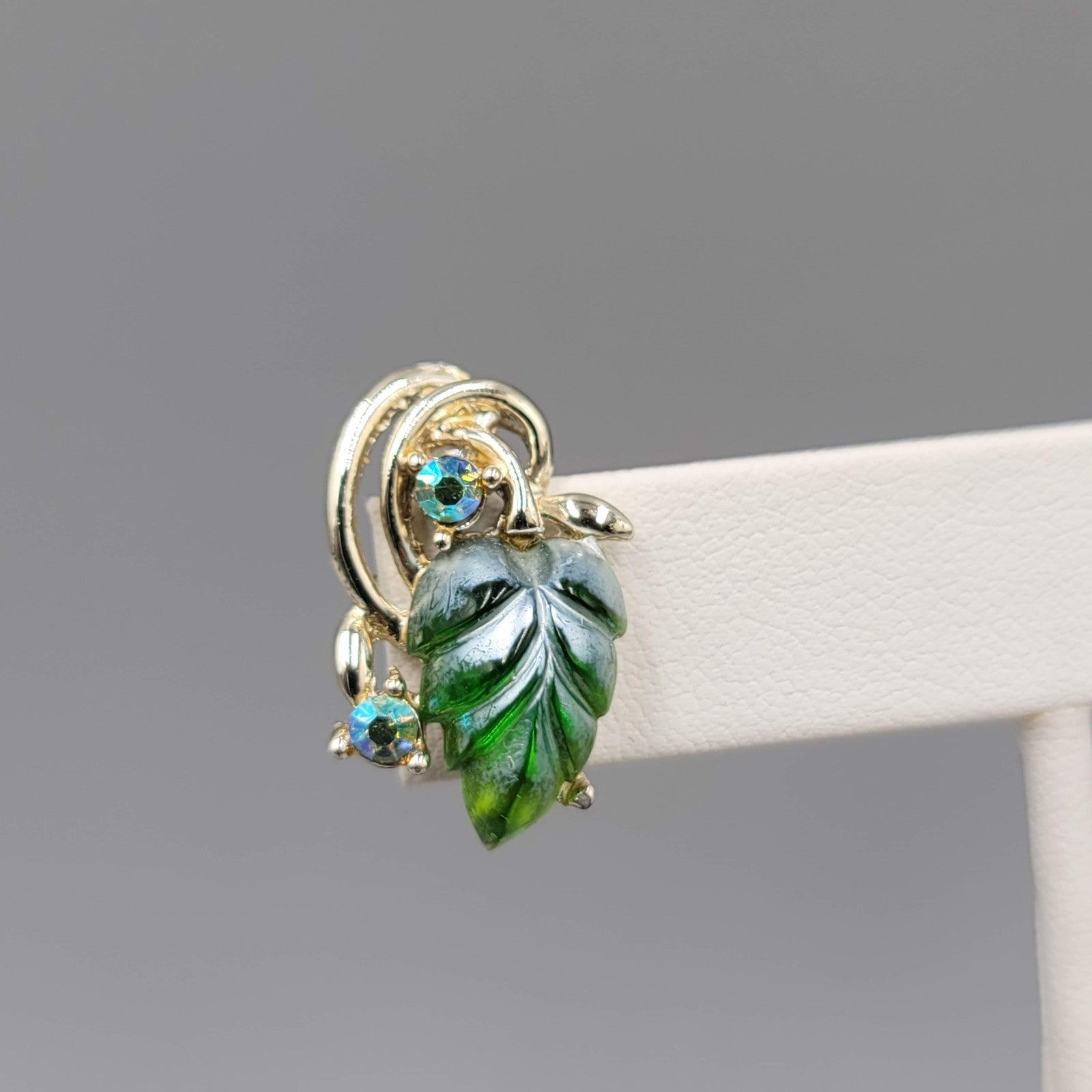 Vintage Molded Green Glass Rhinestone Clip on Earrings Gold tone Screw Back 7/8"