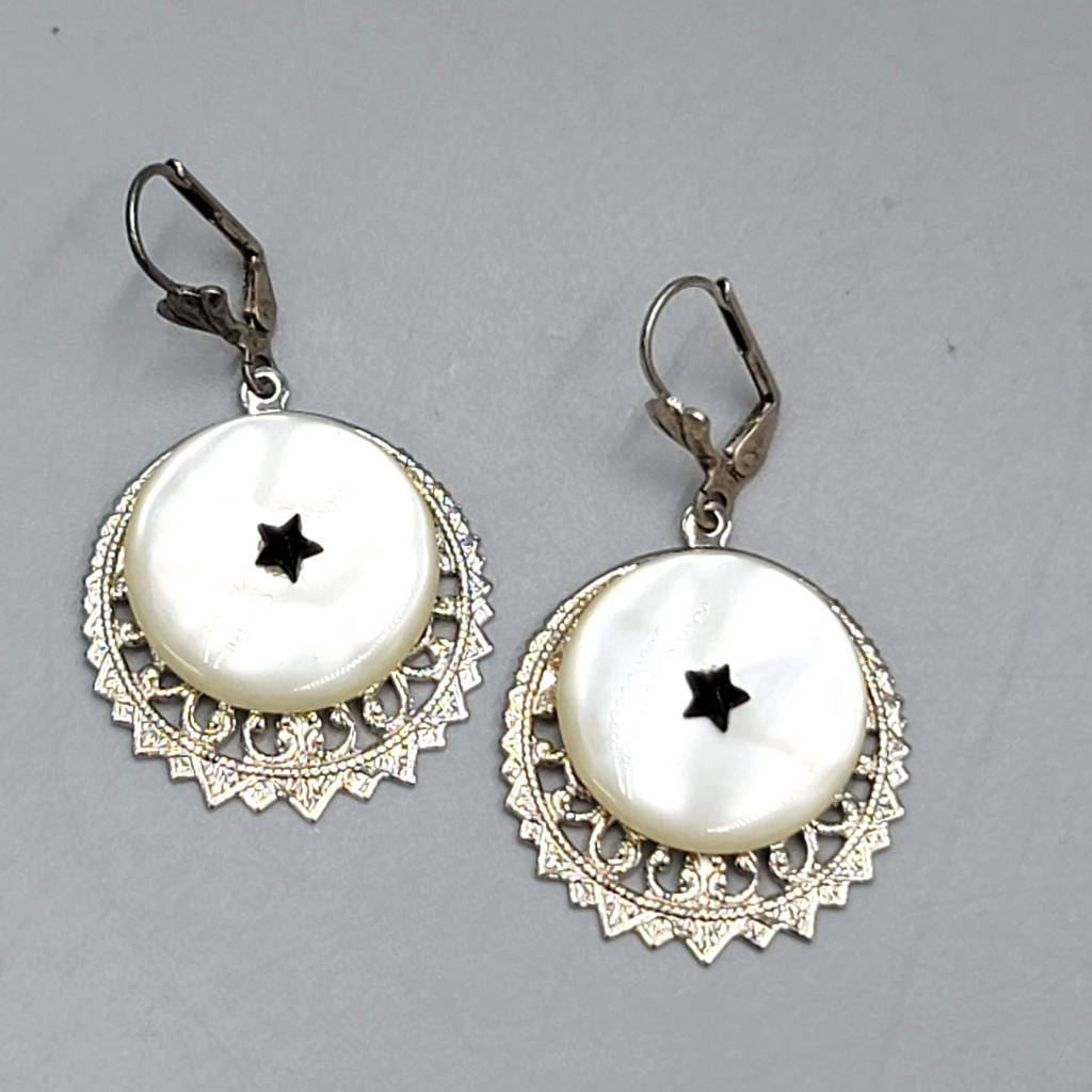 Vintage Pearlescent Disc Black Star Pierced Earrings Silver tone Dangle 1.25"