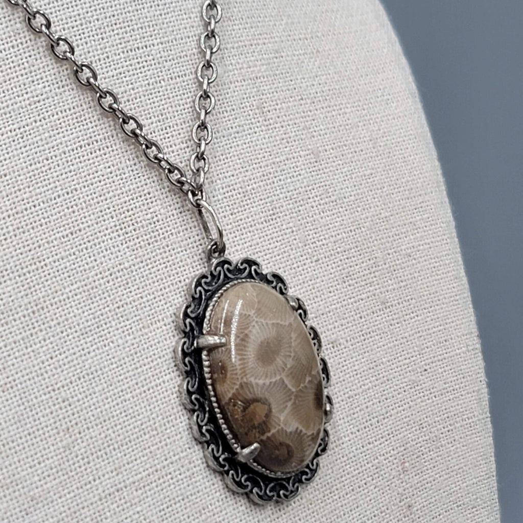 Petoskey Stone Cabochon Pendant Necklace Silver tone 24"
