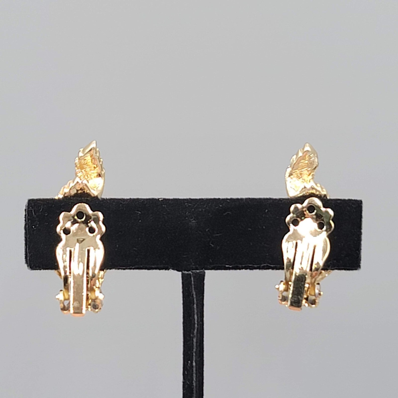 Vintage Climber Clip on Earrings Gold tone Textured Leaf White Bead 1.25"