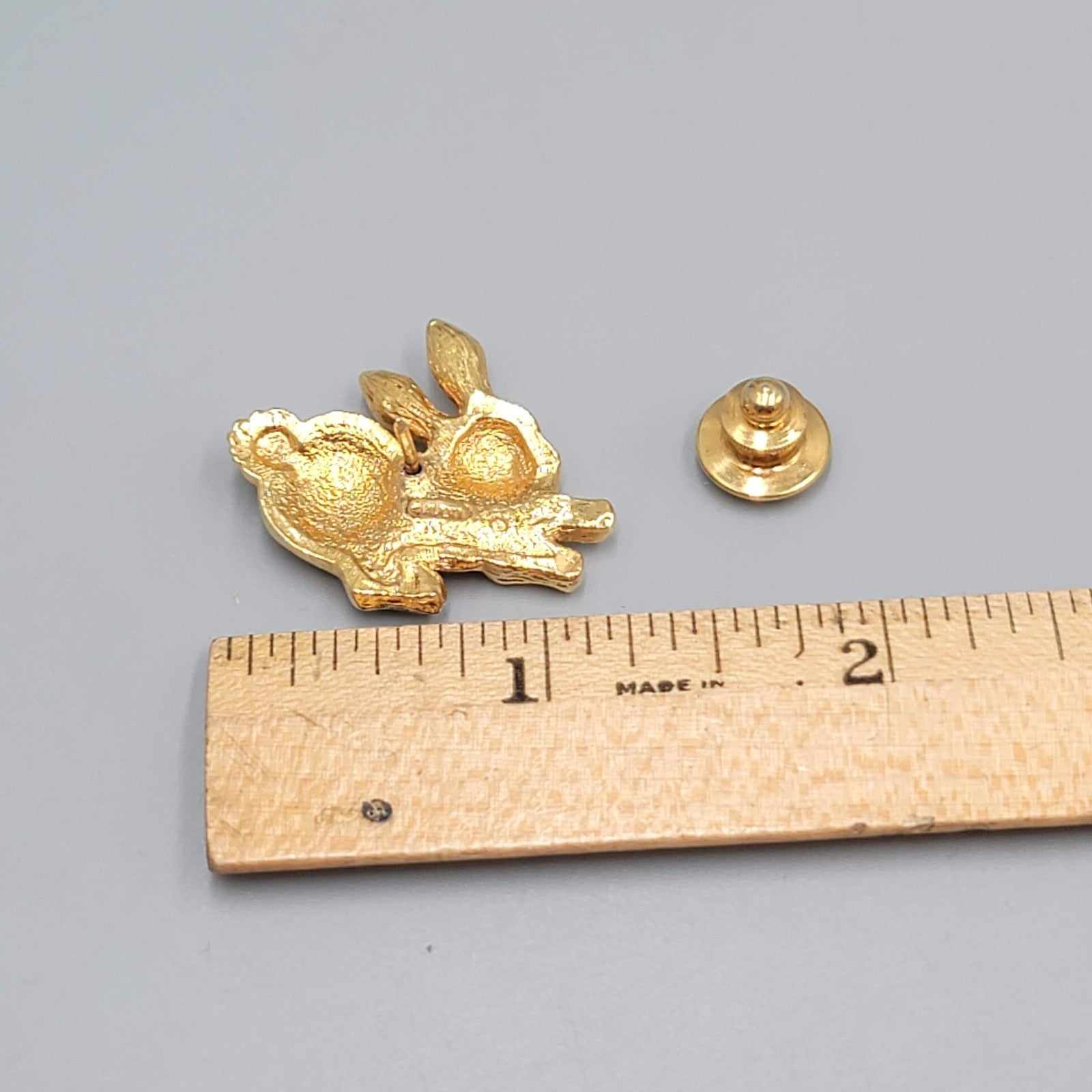 Vintage Avon Bunny Rabbit Brooch Gold tone Rhinestone Pin 1"