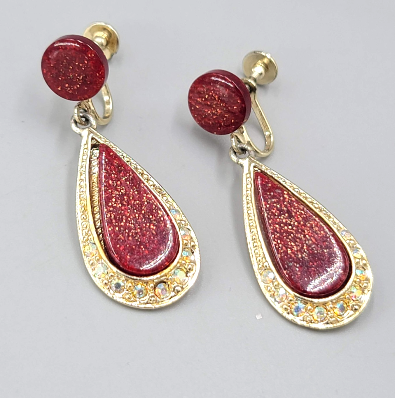 Vintage Red Glitter Resin Clip on Earrings Gold tone Dangle Screw Back 1.75 in