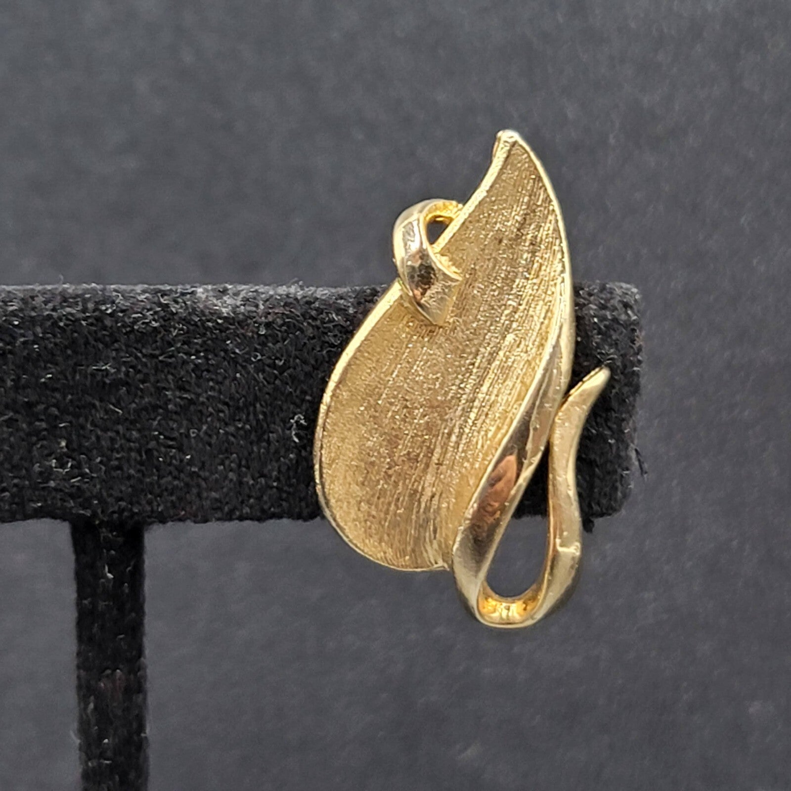 Vintage Emmons Clip on Earrings Gold Plated Climber Leaves 1 1/8"