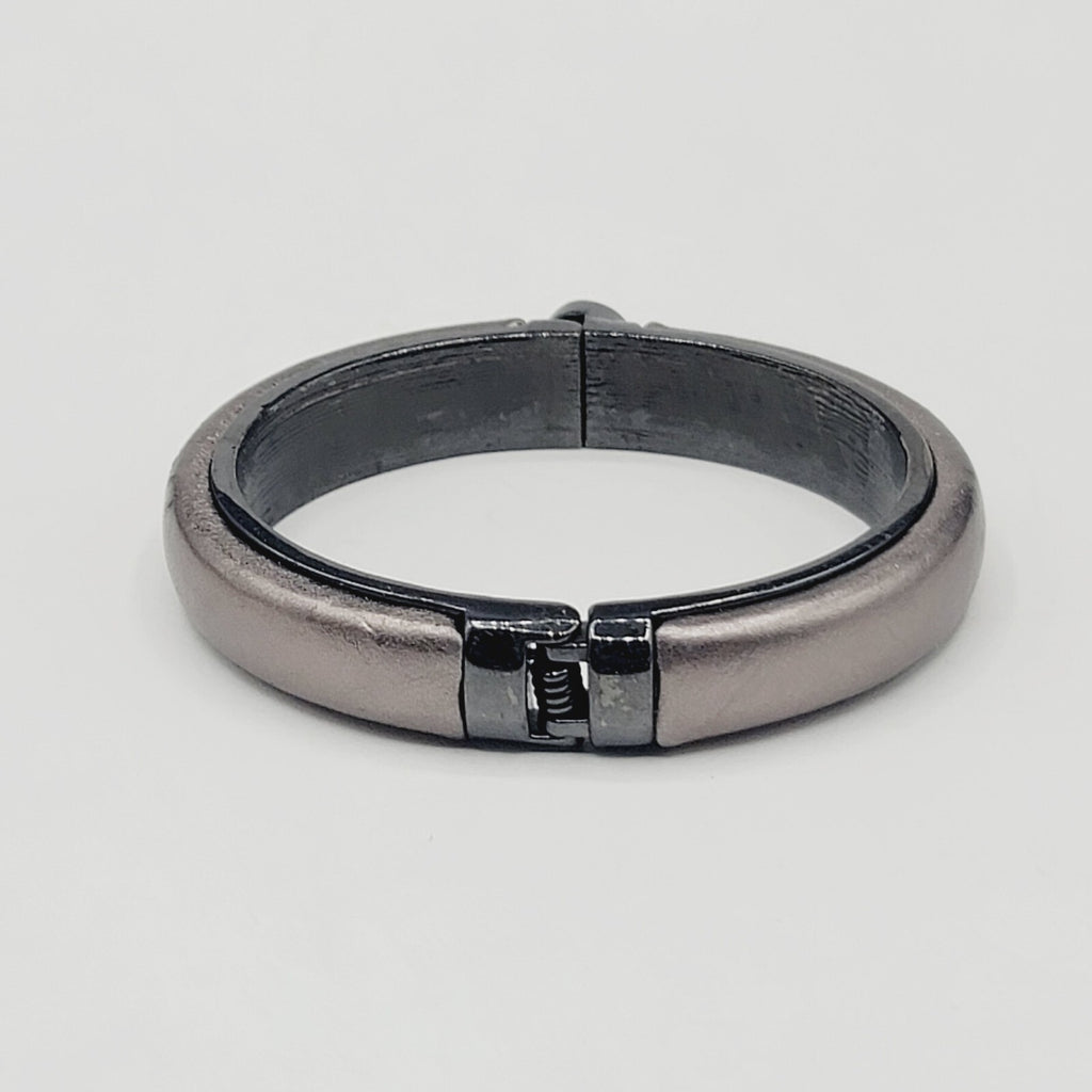VINCE CAMUTO Hinged Bracelet Black Cabochon Leather 6.5"