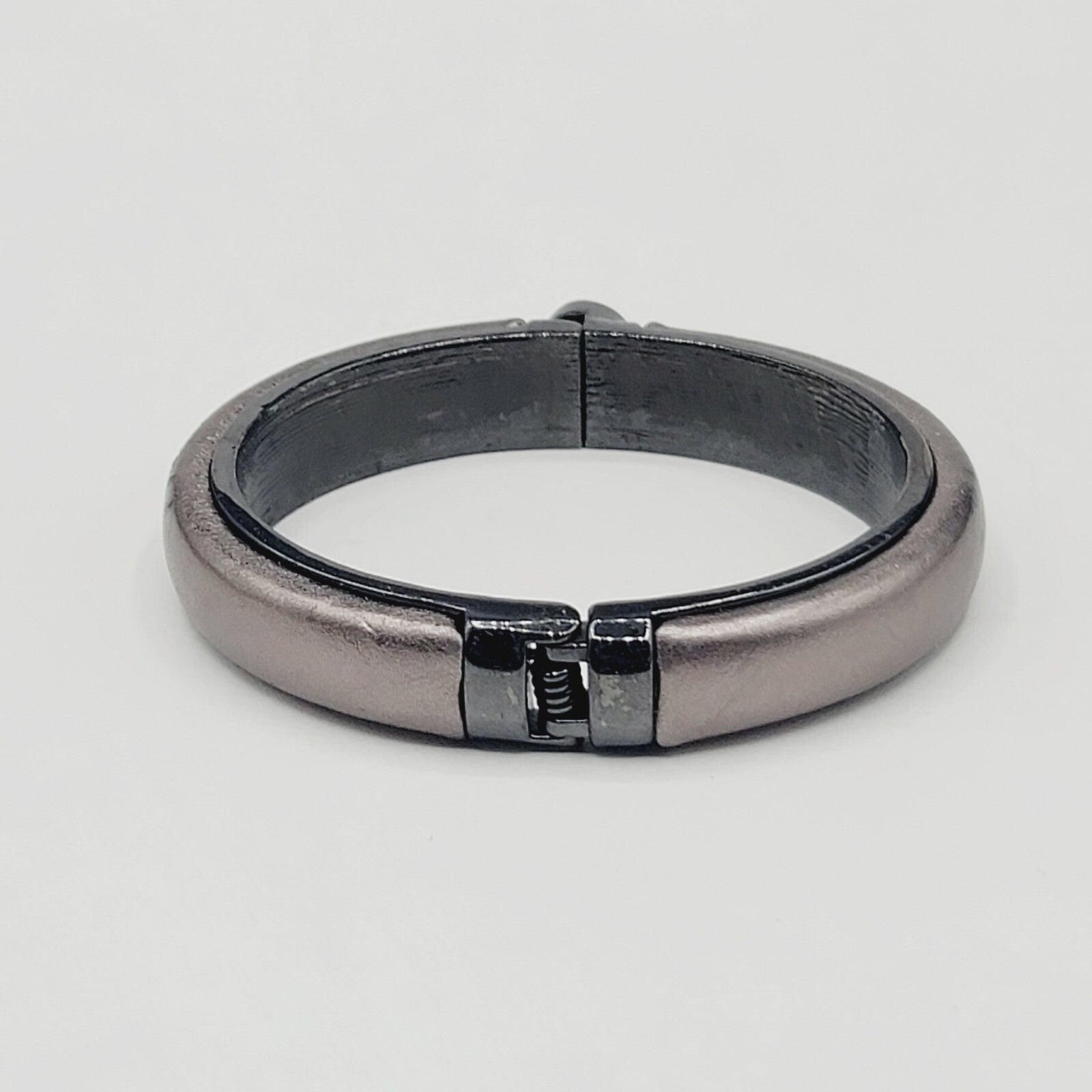 VINCE CAMUTO Hinged Bracelet Black Cabochon Leather 6.5"