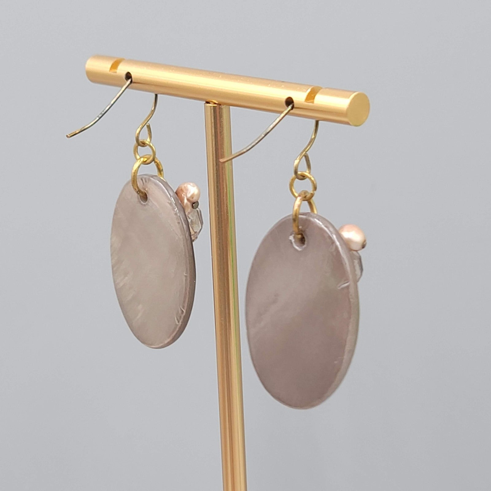 Oval Shell Pearl Bead Dangle Pierced Earrings Gold tone 1.25"