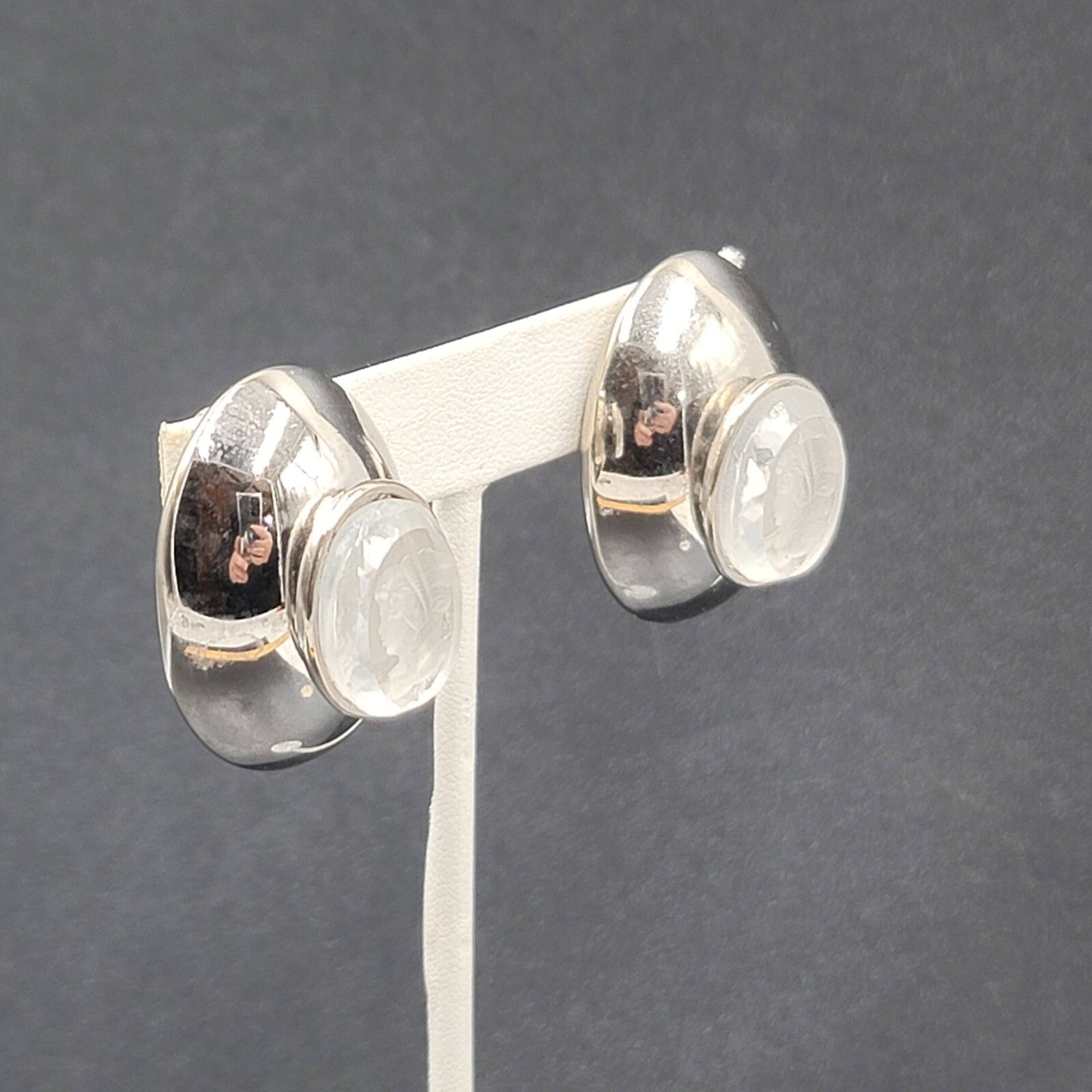 Vintage ELLEN DESIGNS Clip on Earrings Silver tone Glass Intaglio Cameo 1 3/8"