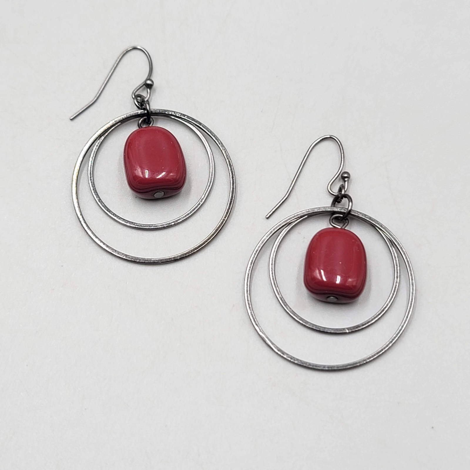 Black Metal Double Rings Pierced Earrings Maroon Bead Dangle 1.25 in