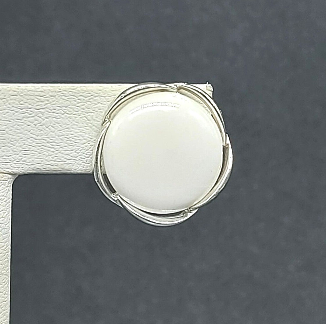 Vintage LISNER Clip on Earrings Silver tone White Disc Screw back 7/8"