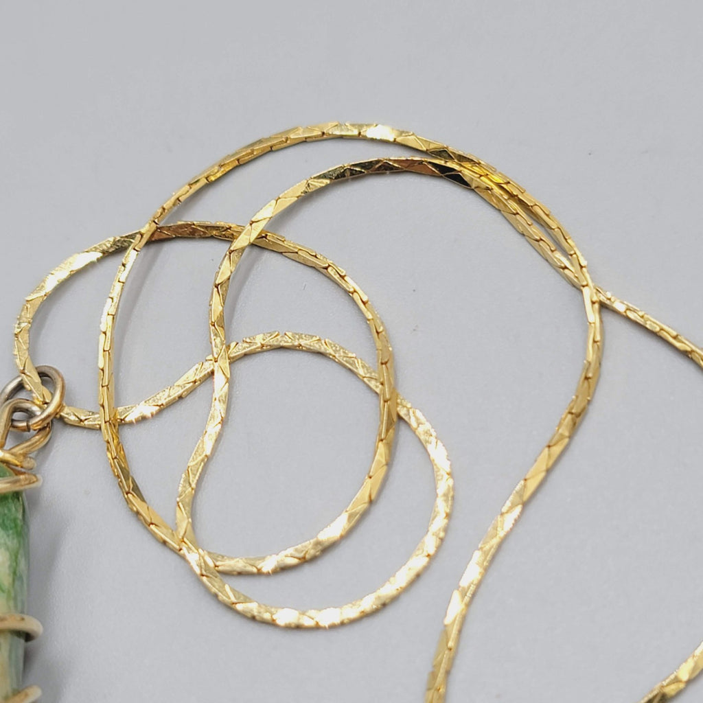 Vintage Polished Green Stone Pendant Necklace Gold tone Cobra Chain 18"