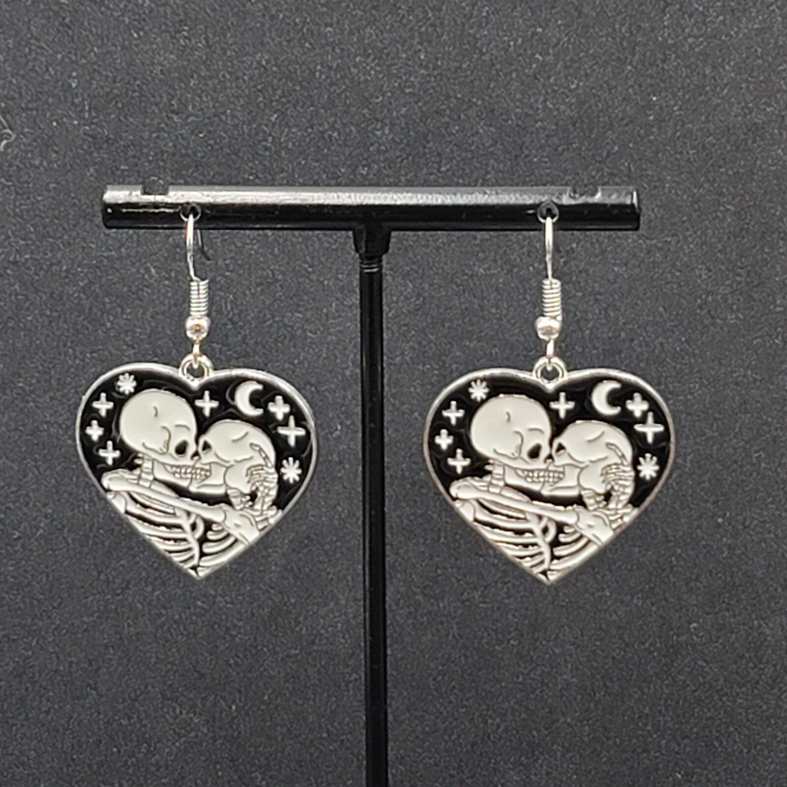 Kissing Skeletons Pierced Earrings Silver tone Black White Enamel Heart 1"