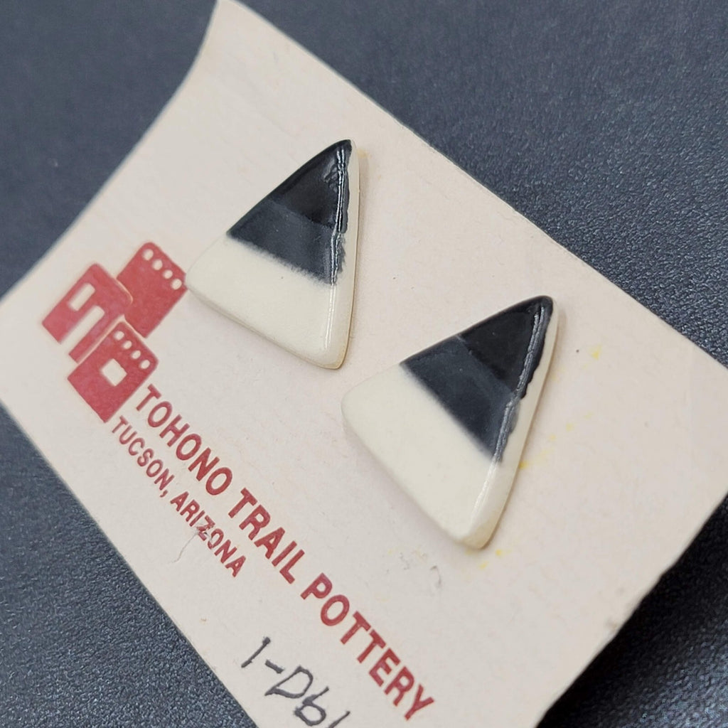 Vintage Tohono Trail Pottery Pierced Earrings Black White Triangles NOS NWT 7/8"