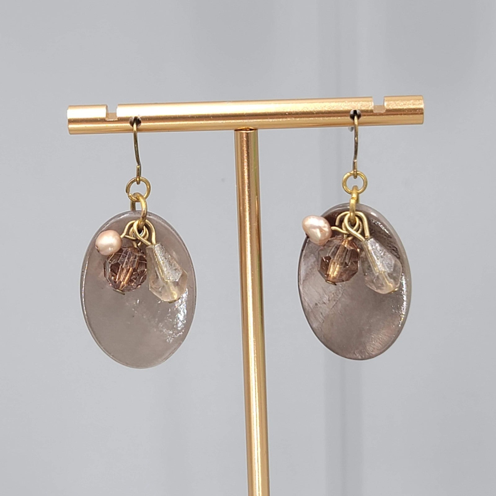 Oval Shell Pearl Bead Dangle Pierced Earrings Gold tone 1.25"