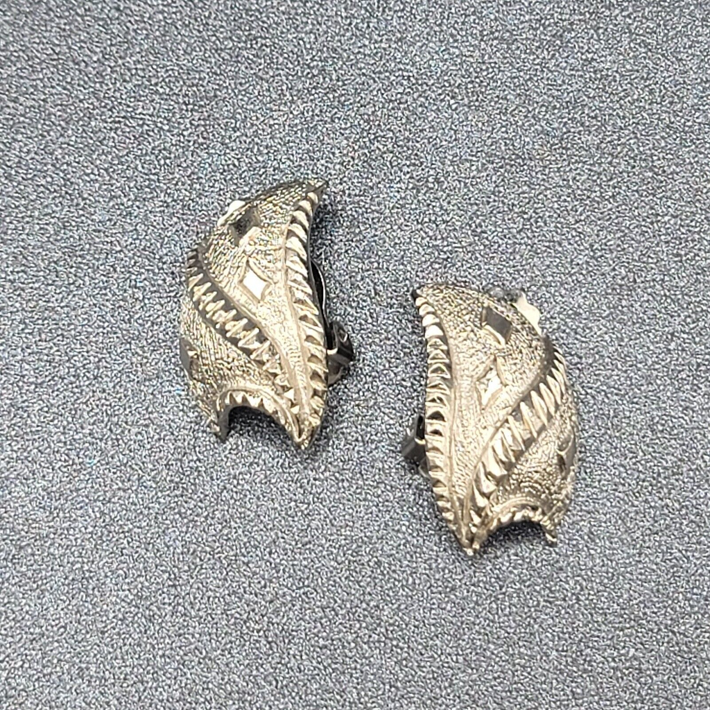 Vintage Clip on Earrings Textured Silver tone Drop 1  1/8"