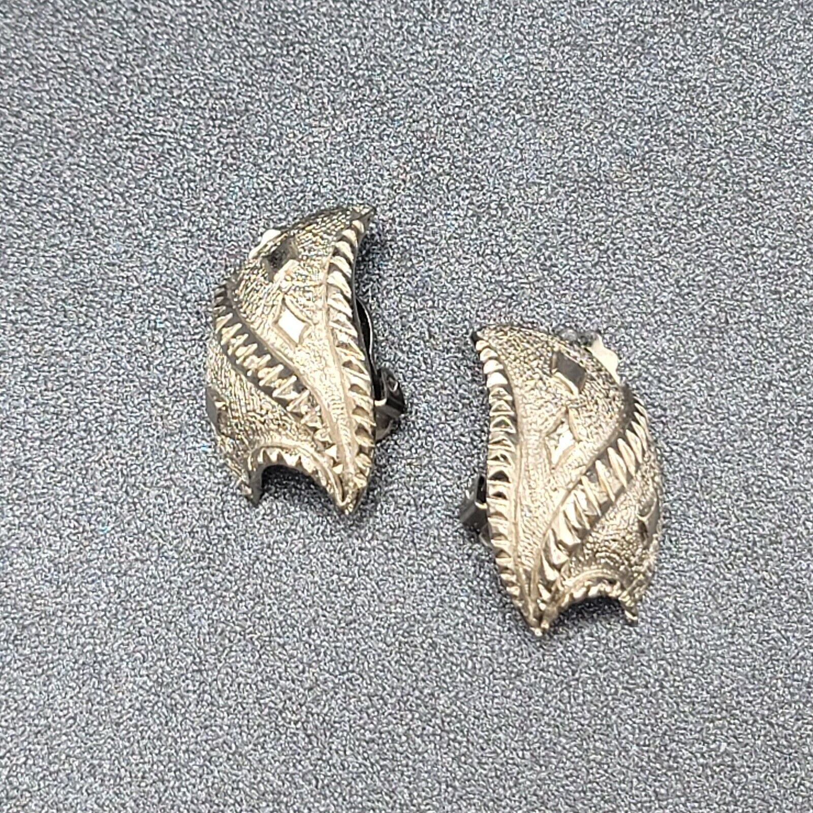 Vintage Clip on Earrings Textured Silver tone Drop 1  1/8"