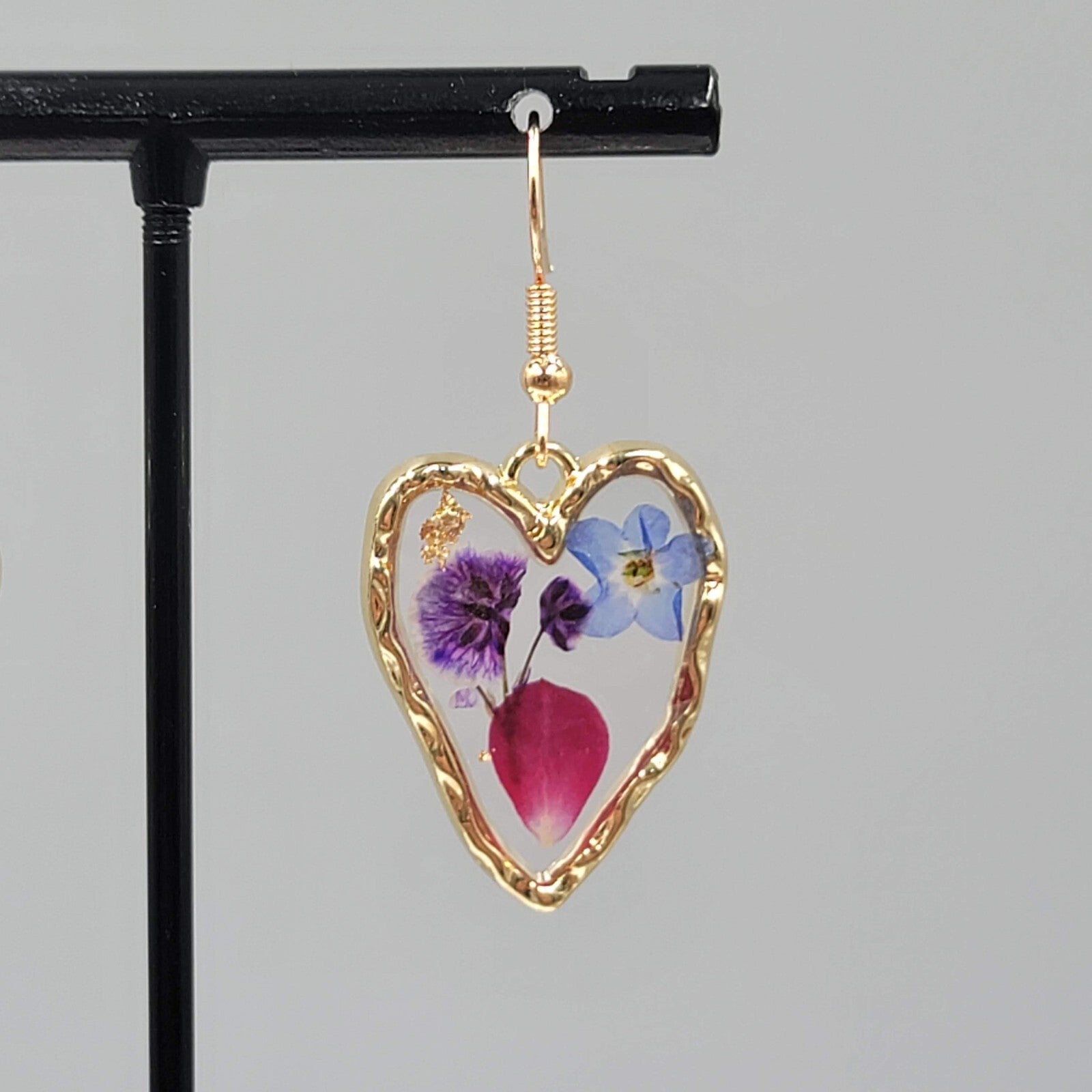 Real Flower Heart Pierced Earrings Gold tone Dangle Resin 1"