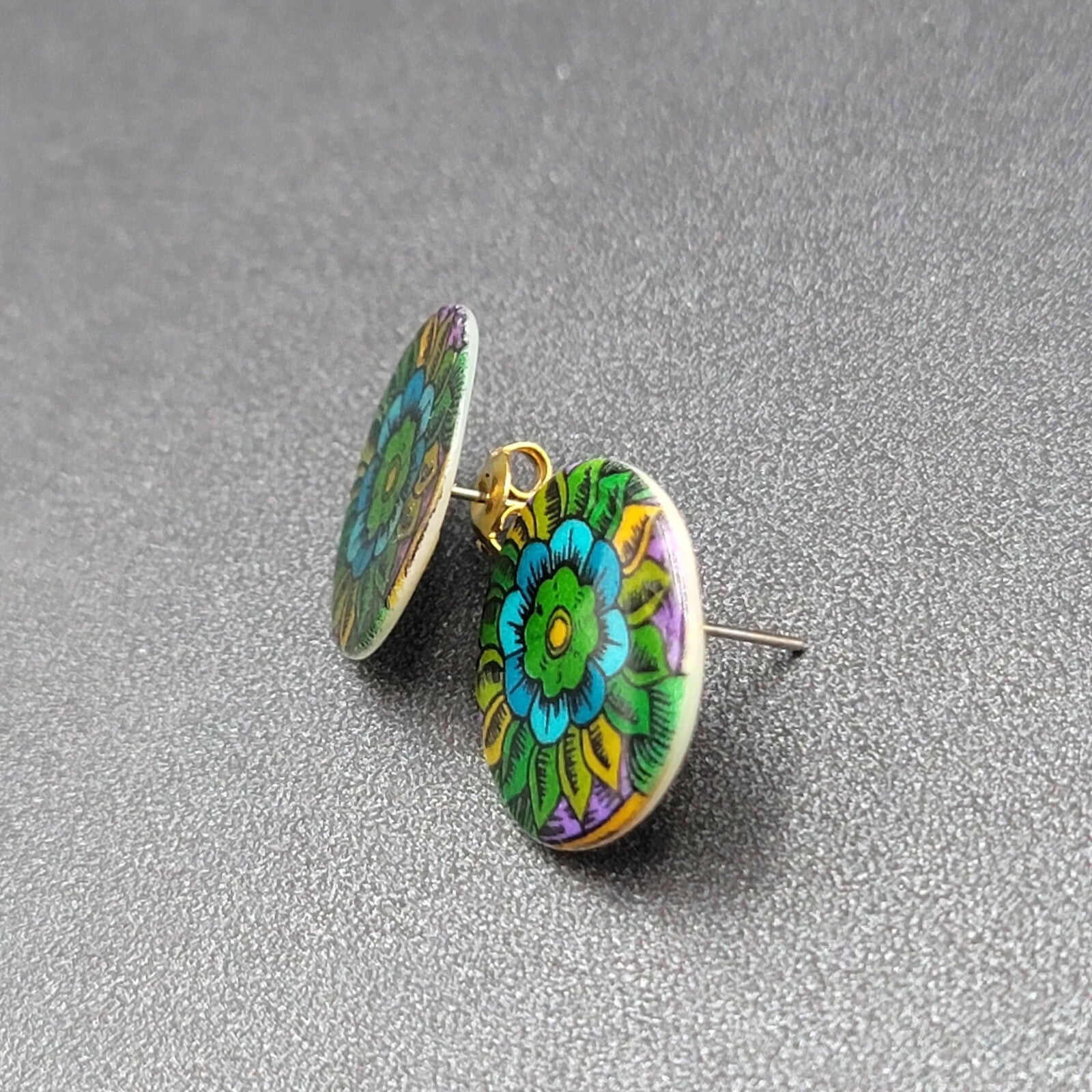 Flower Pierced Earrings Multicolor Mother of Pearl Round Studs 3/4"