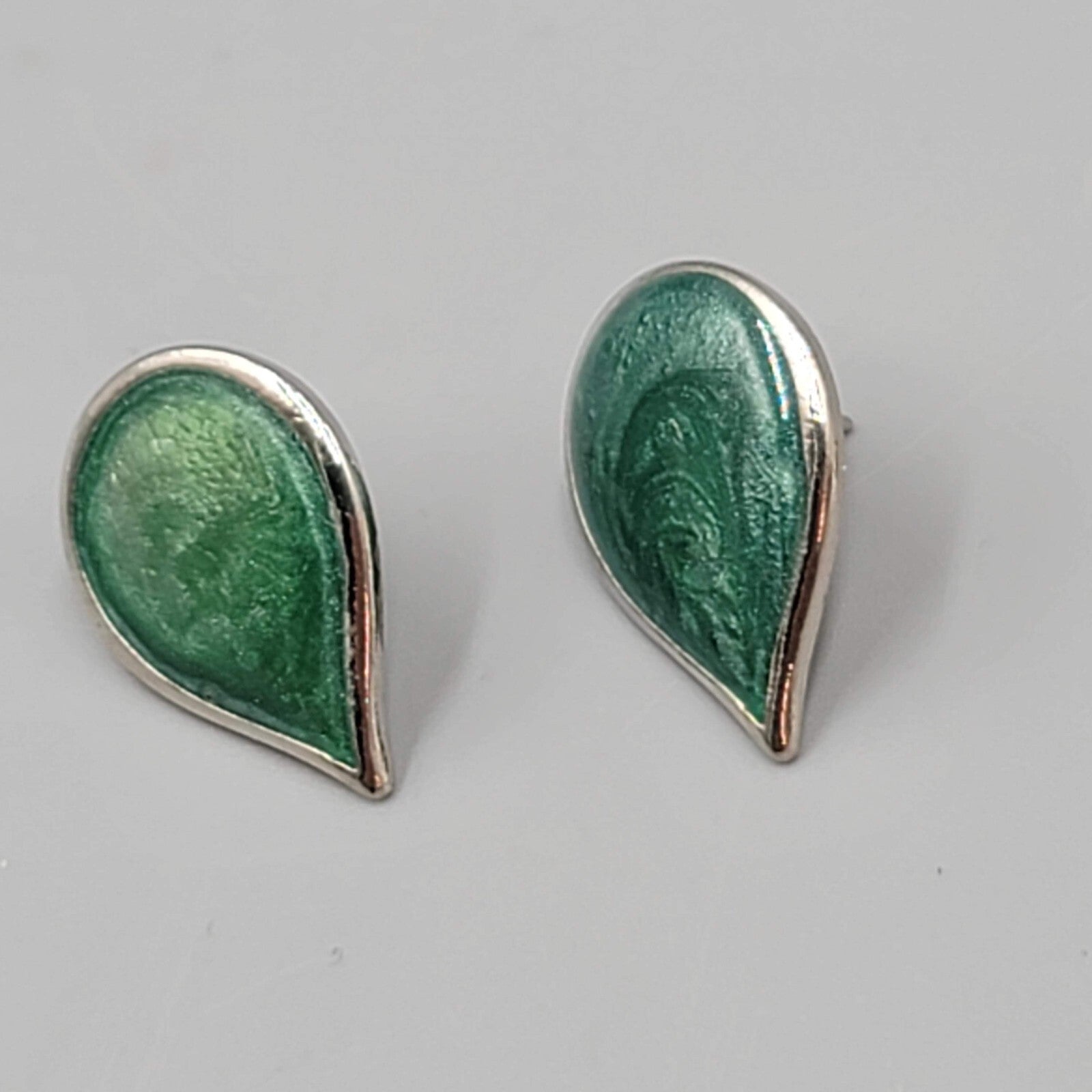 Vintage Reverse Teardrop Pierced Earrings Silver tone Green Enamel Drop 3/4"