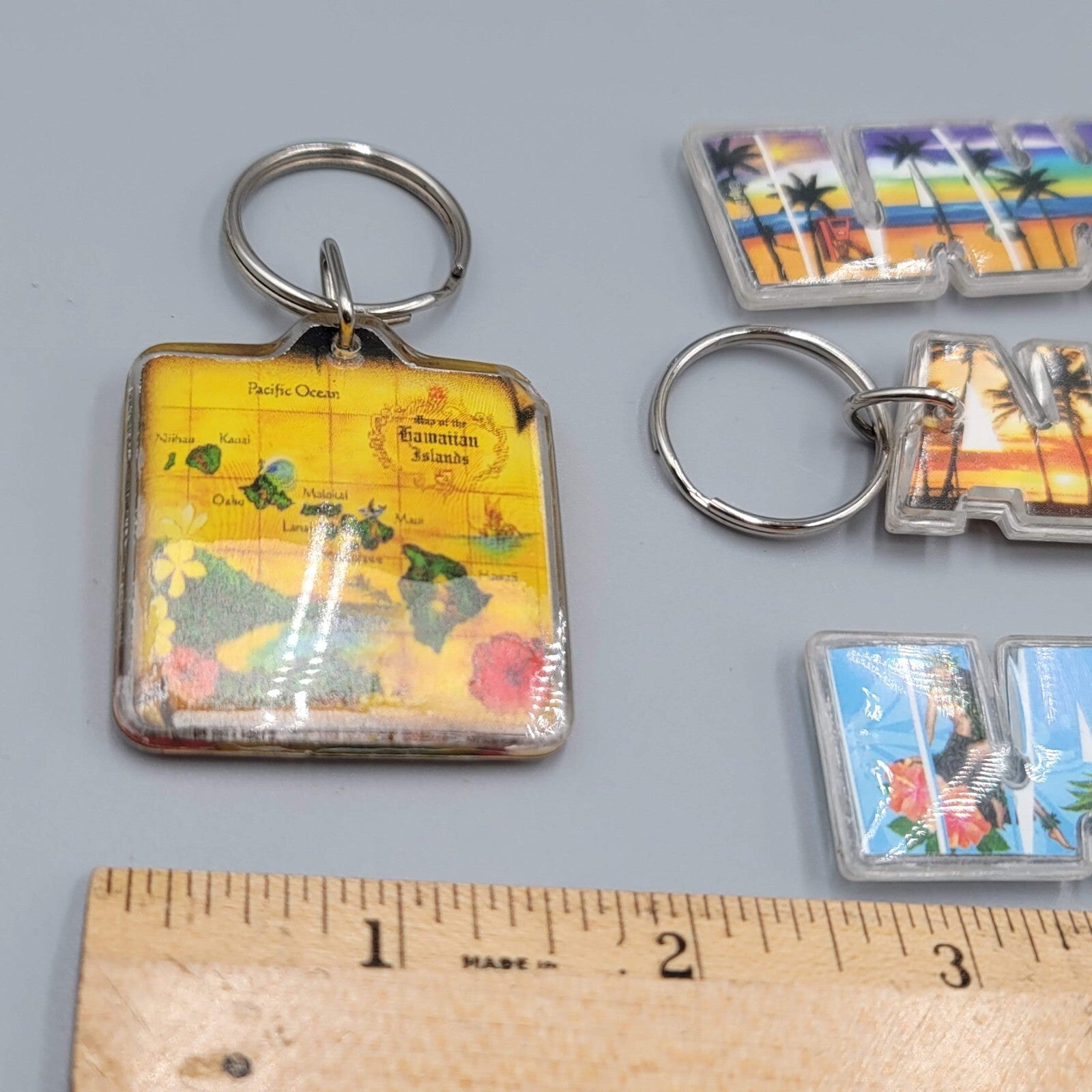 Lot of 4 Hawaii Hawaiian Souvenir Acrylic Assorted Keychain Keyring Pre-owned